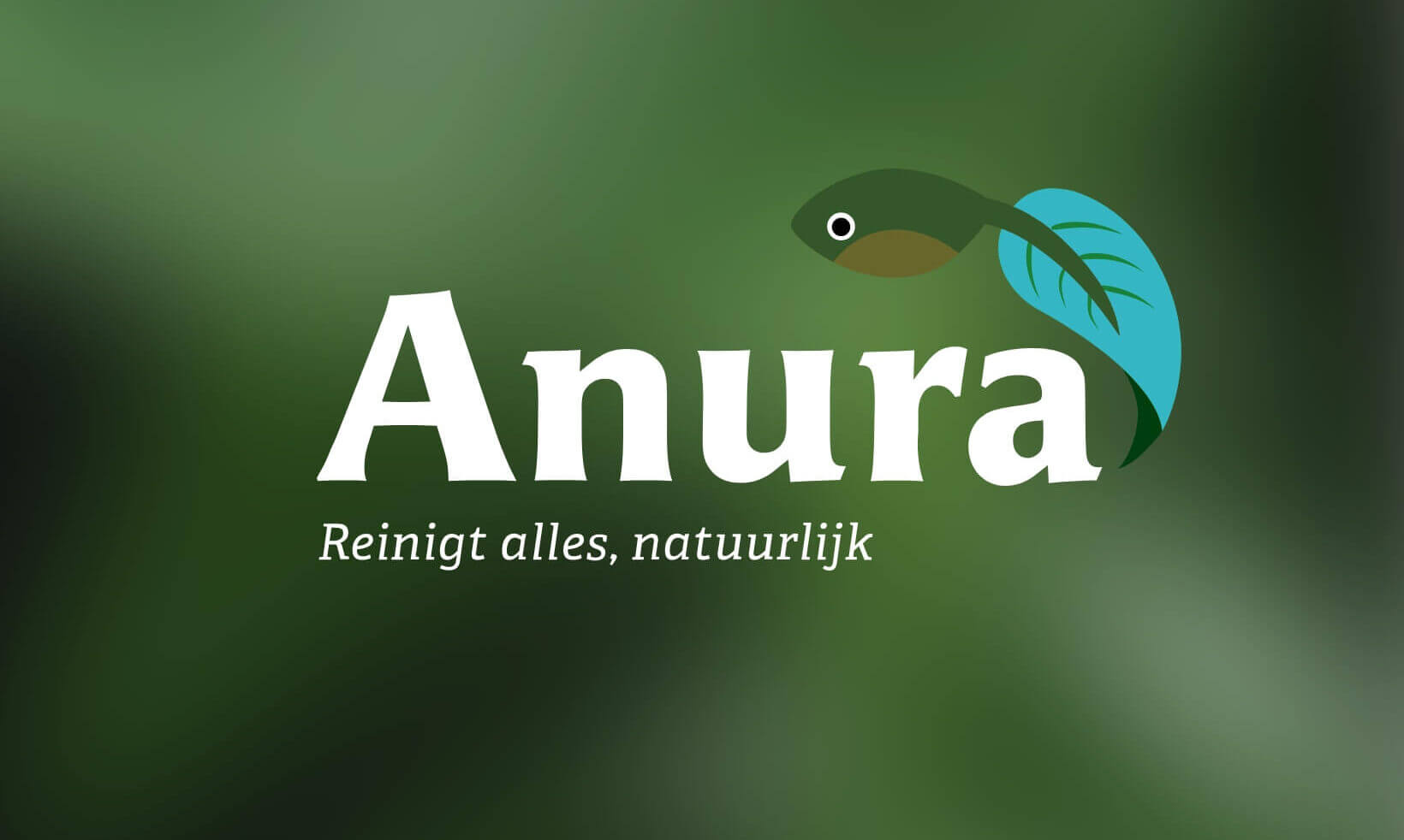Logo: Anura-tekst, vis- en bladpictogram, slogan "Reinigt alles, natuurlijk" op een wazige groene achtergrond.
