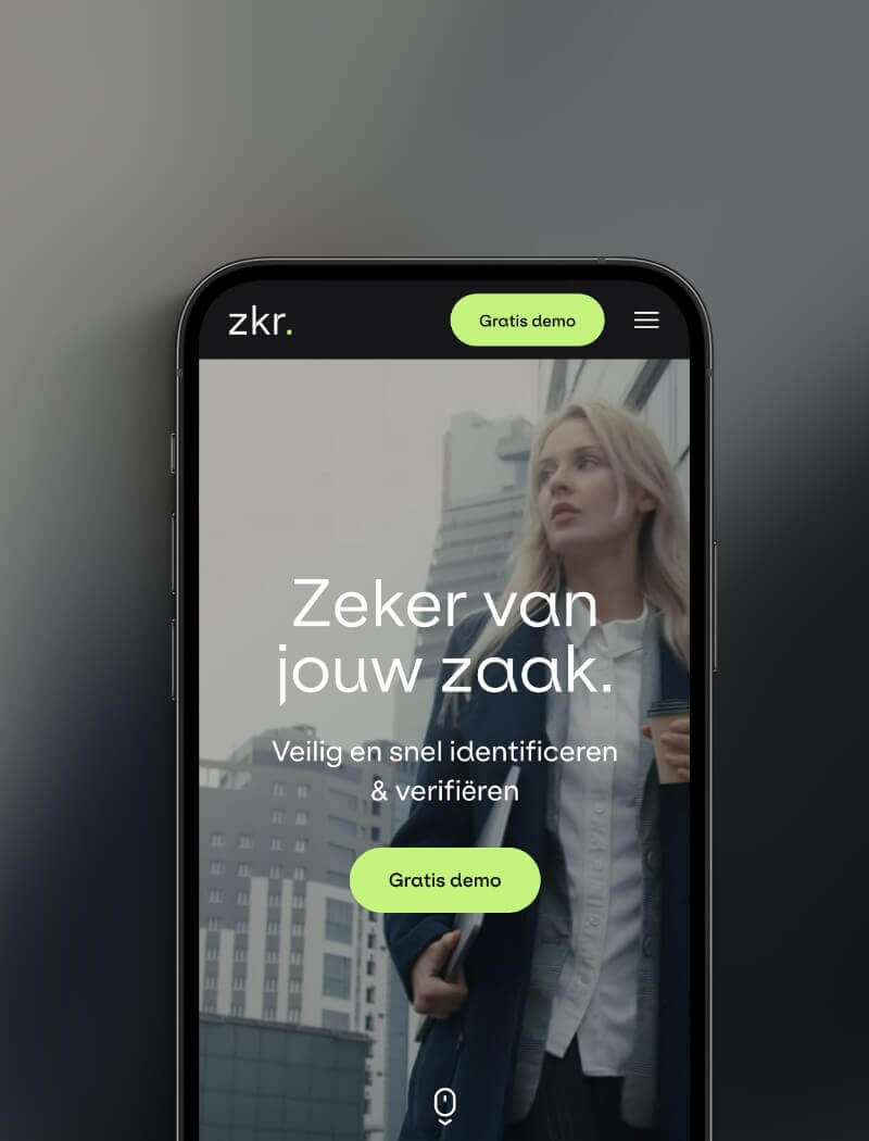 Smartphone met een site met een foto van een vrouw en Nederlandse tekst over ID-verificatiediensten.