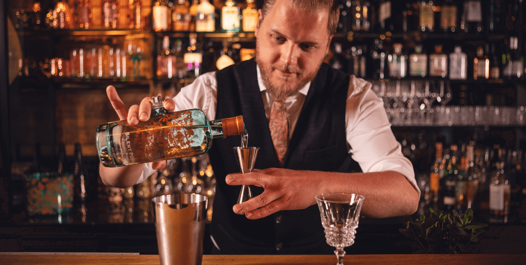 De barman meet en mixt de drankjes vakkundig en is klaar om met elke cocktail een feestje te bouwen.