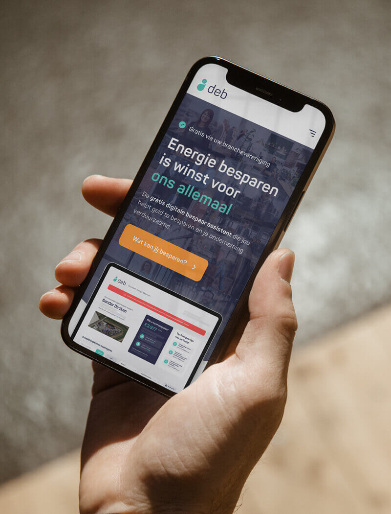 Op een smartphone verschijnt een Nederlandse webpagina over energiebesparing.