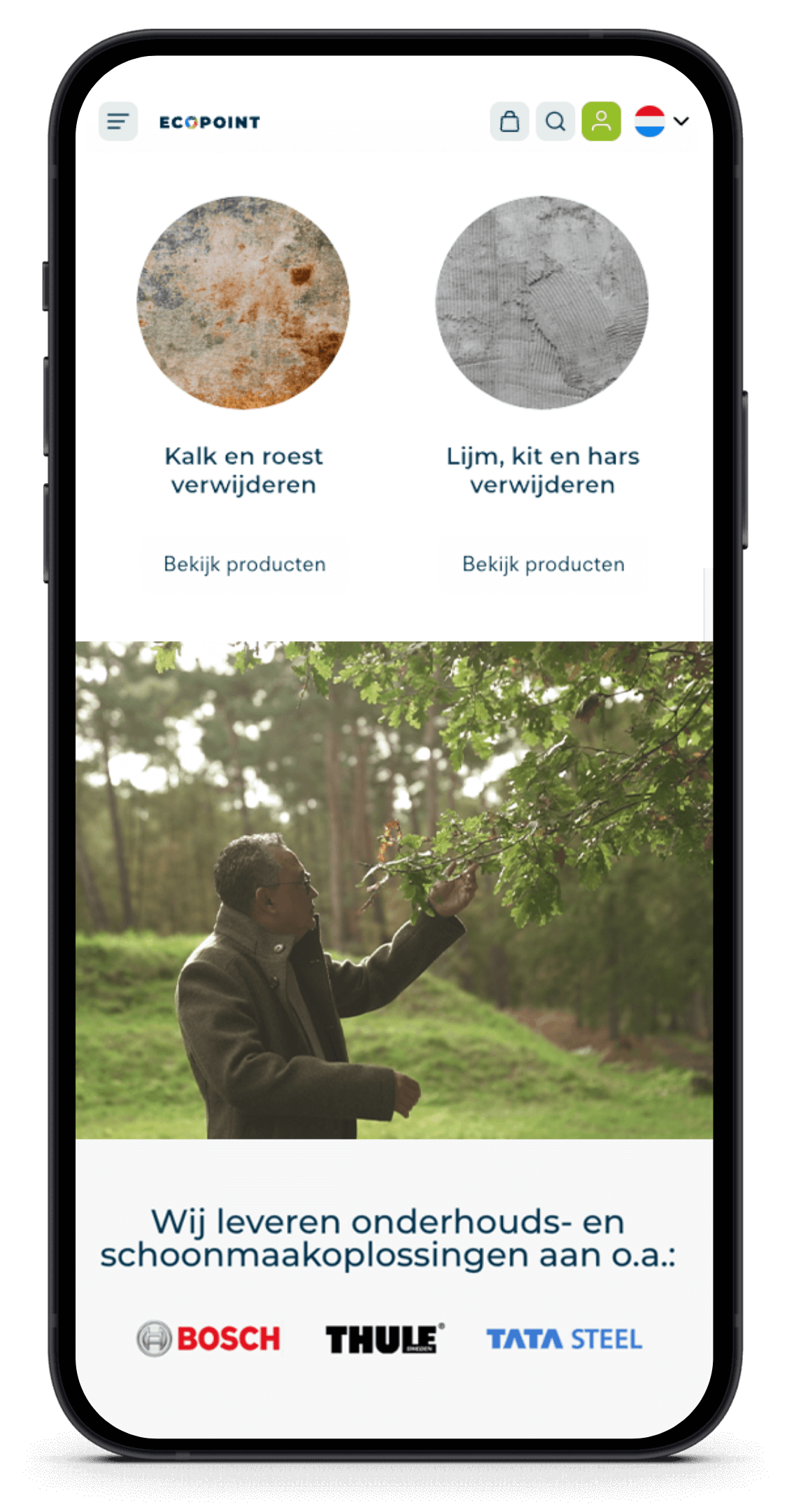 Smartphone met een website met schoonmaakproducten en logo's; gebruiker inspecteert bladeren.