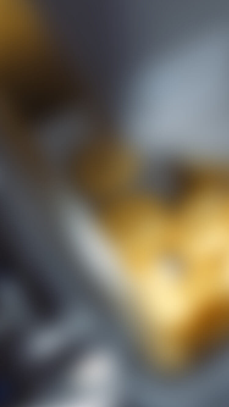 Goudbruine gebakjes op een dienblad, vers uit de oven of rustend op het aanrecht. Onscherp maar heerlijk!.