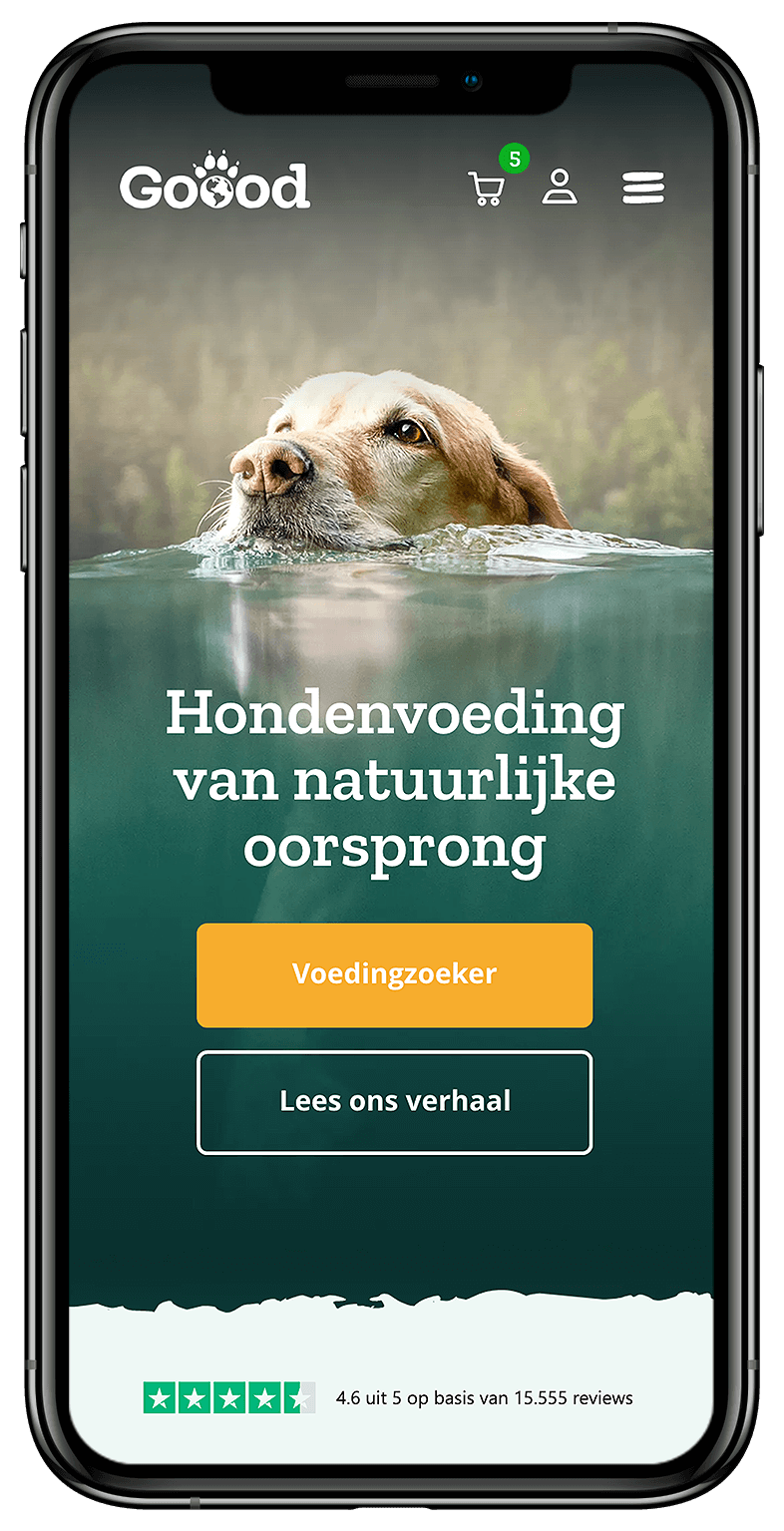 Zwemmende hond op telefoonscherm met Nederlandse site over dierenvoeding.