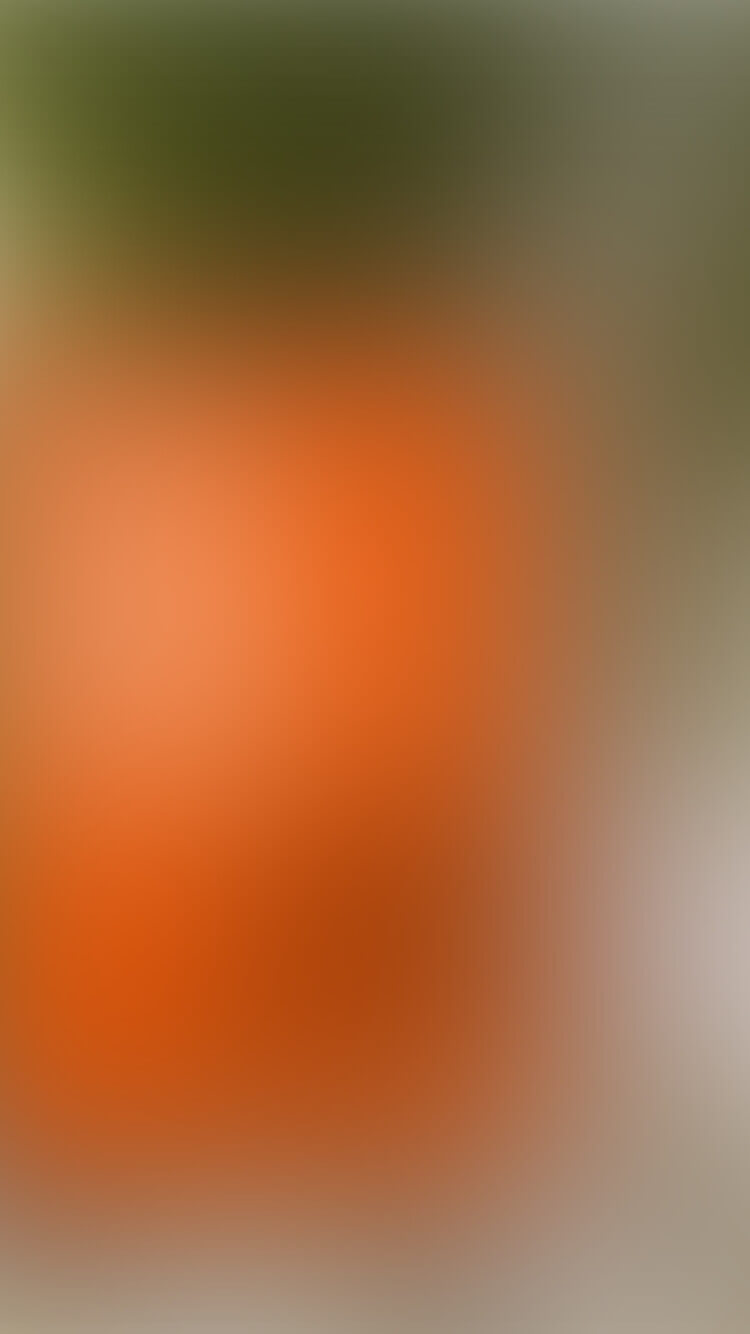 Een wazig beeld met levendige oranje en groene tinten.