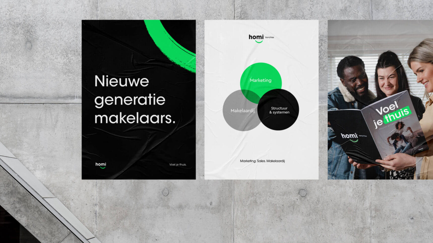 Drie advertenties van makelaars in het Nederlands op een betonnen muur.