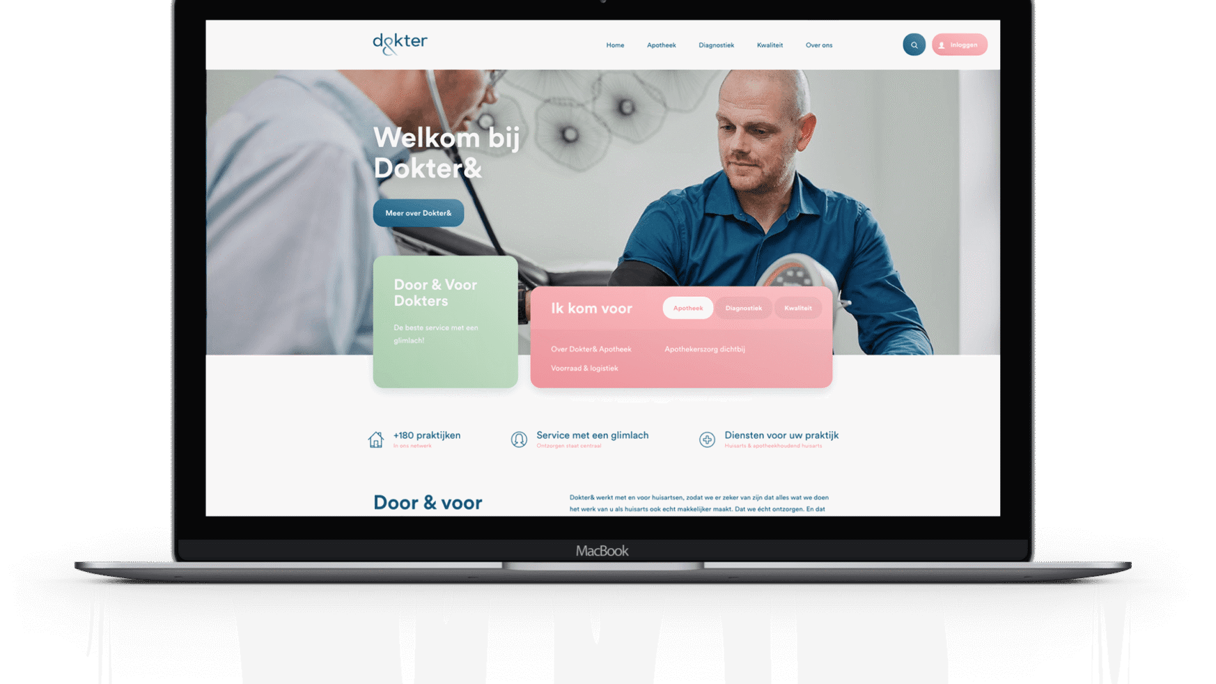 Laptop met een website met een doktersthema, met "Welkom bij Dokter&" en een mannelijke arts op de achtergrond.