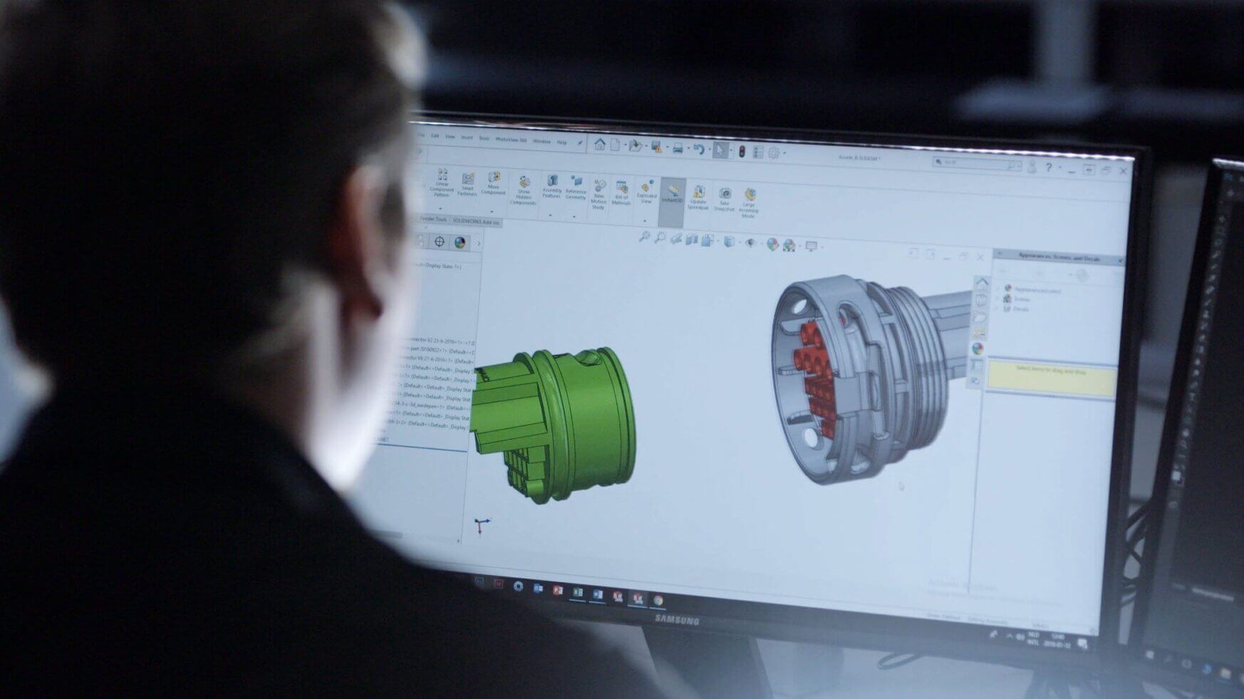 Met behulp van 3D-software onderzoekt iemand ingewikkelde mechanische ontwerpen, geïnspireerd door de innovatieve stijl van LUMINAID.