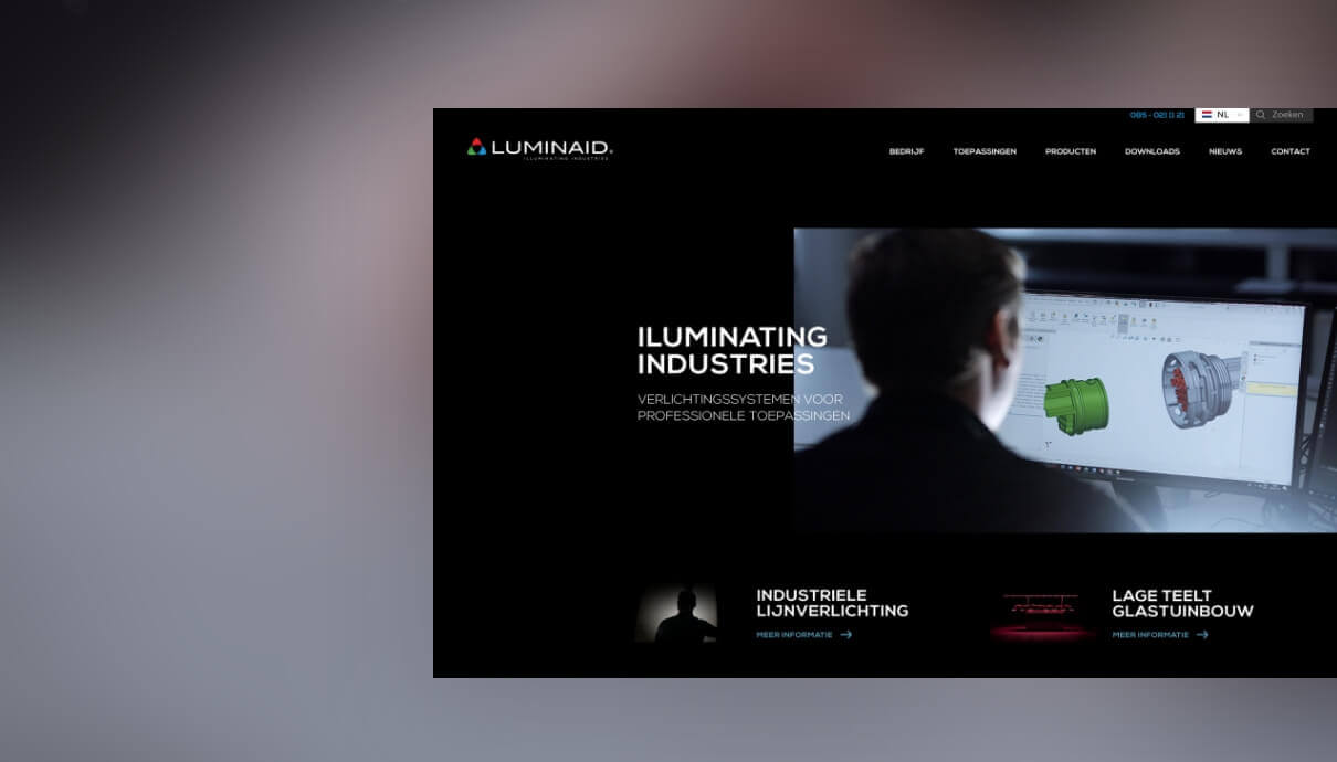 Schermafbeelding van een website met industriële verlichtingsoplossingen en een CAD-ontwerp.
