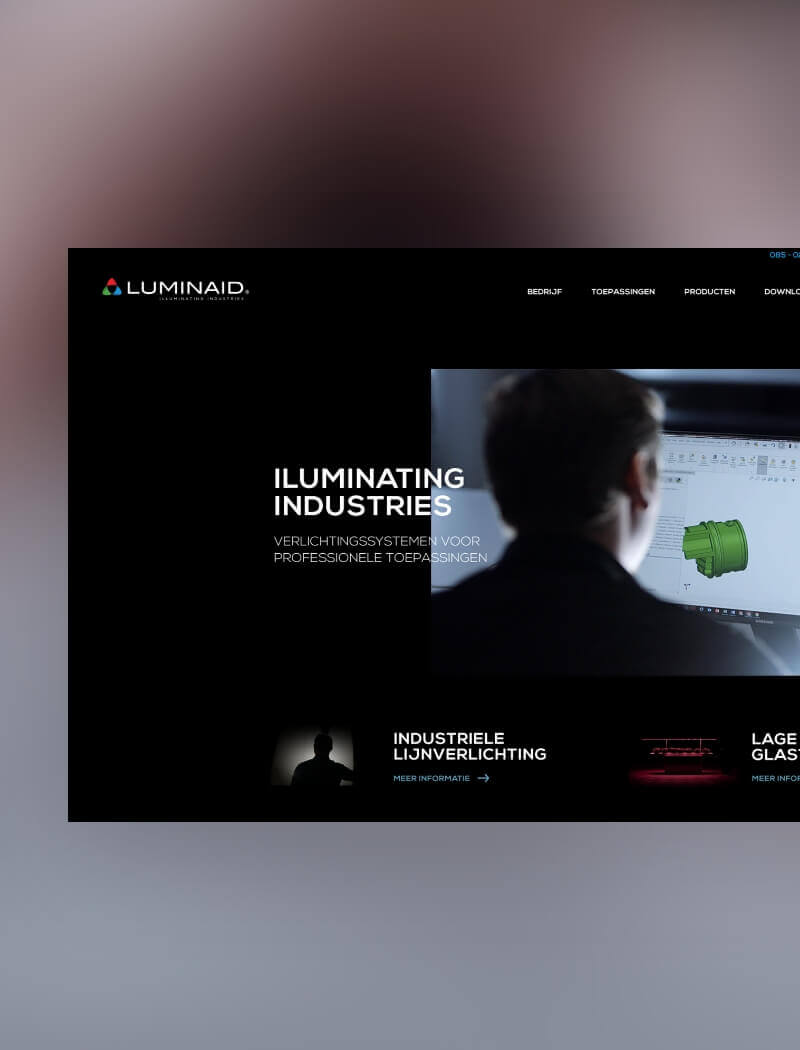 Persoon gebruikt ontwerpsoftware; LUMINAID, ILLUMINATING INDUSTRIES weergegeven op website.