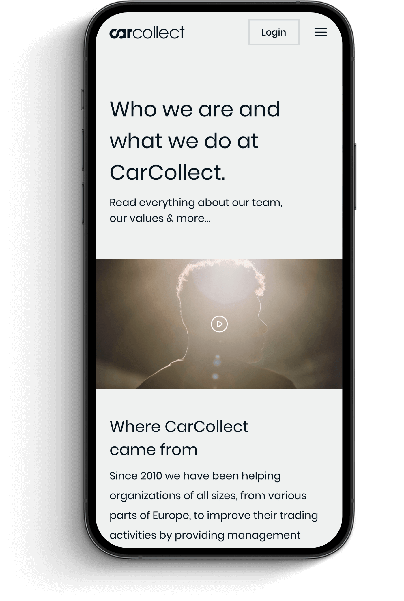 Op een smartphone wordt de webpagina van CarCollect weergegeven, met daarop het team, de kernwaarden en een opvallend silhouet.