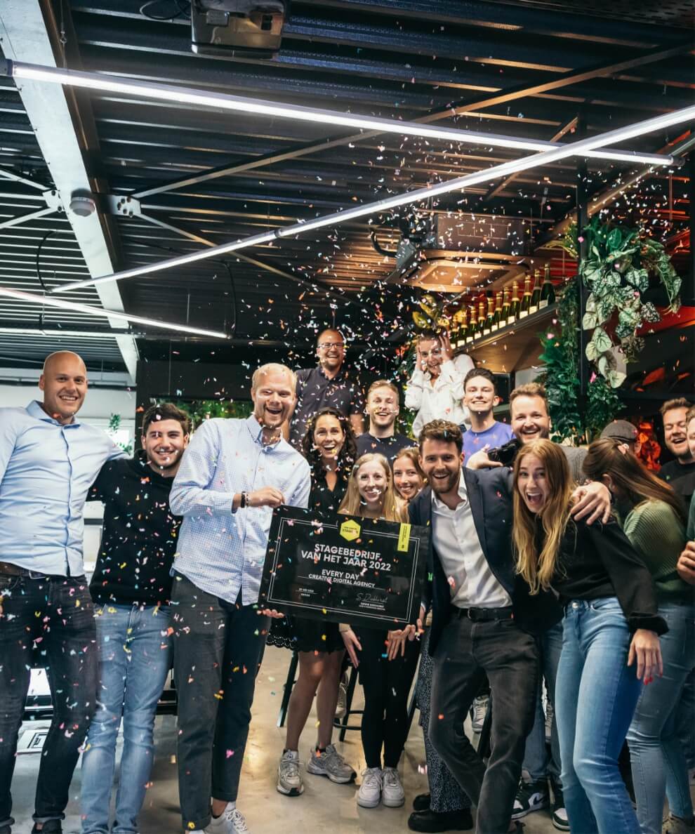 Een vrolijk indoorfeest met confetti en prijsuitreikingen, vol spanning!.