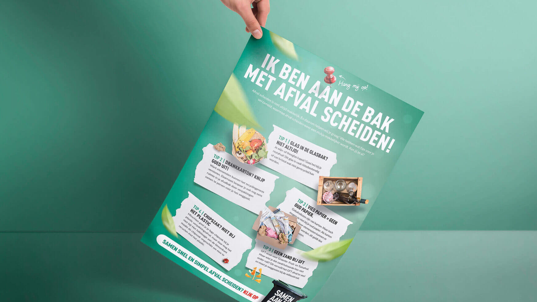 Hand houdt een poster vast met tips voor afvalscheiding in het Nederlands op een blauwgroene achtergrond.