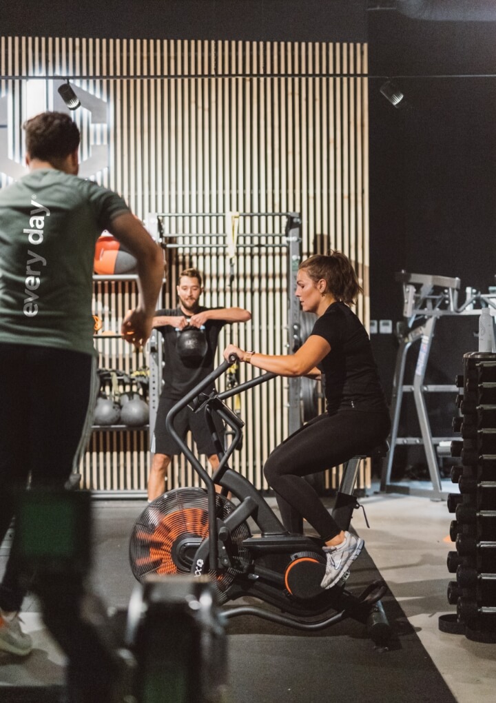 Sporters: fietsen, gewichtheffen, bewegen – actief en energiek.