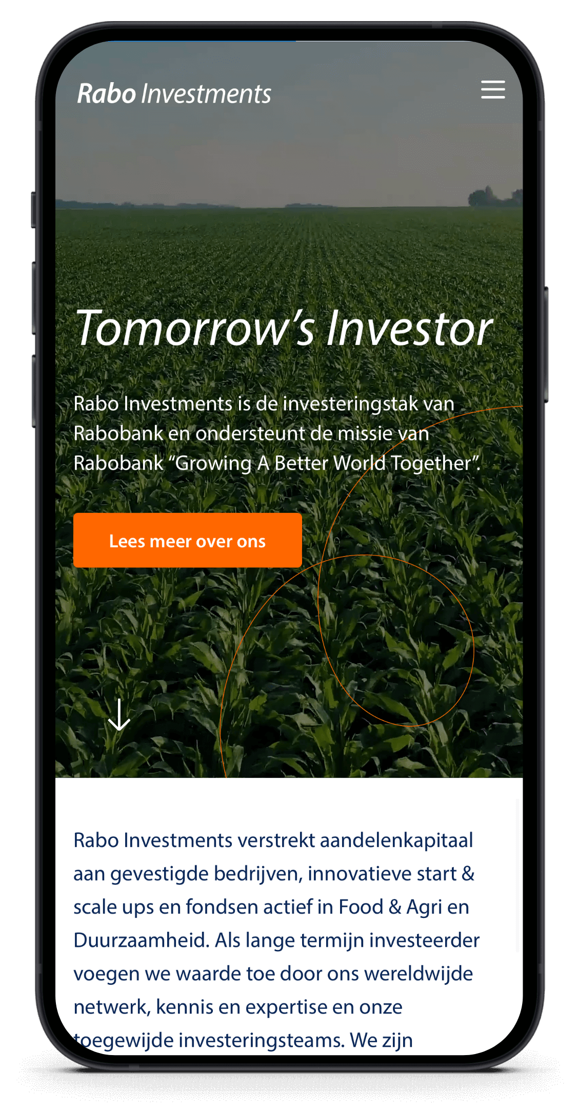 Smartphone toont de locatie van Rabo Investments met Tomorrows Investor, tegen de achtergrond van een akkerbouwgebied.