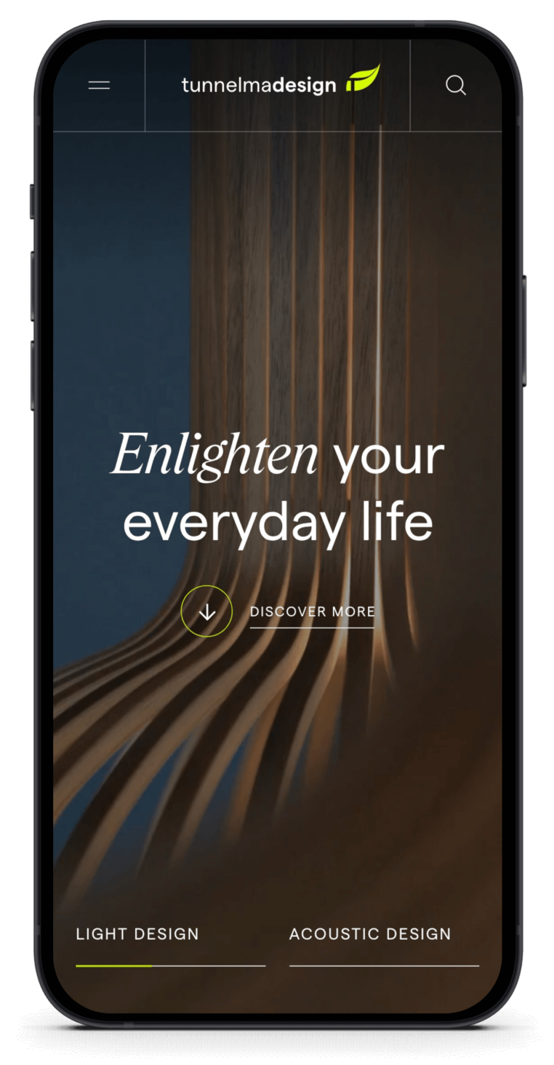Op een smartphone verschijnt de website van TunnelmaDesign, die belooft uw dag op te fleuren tegen een rustieke houten achtergrond.
