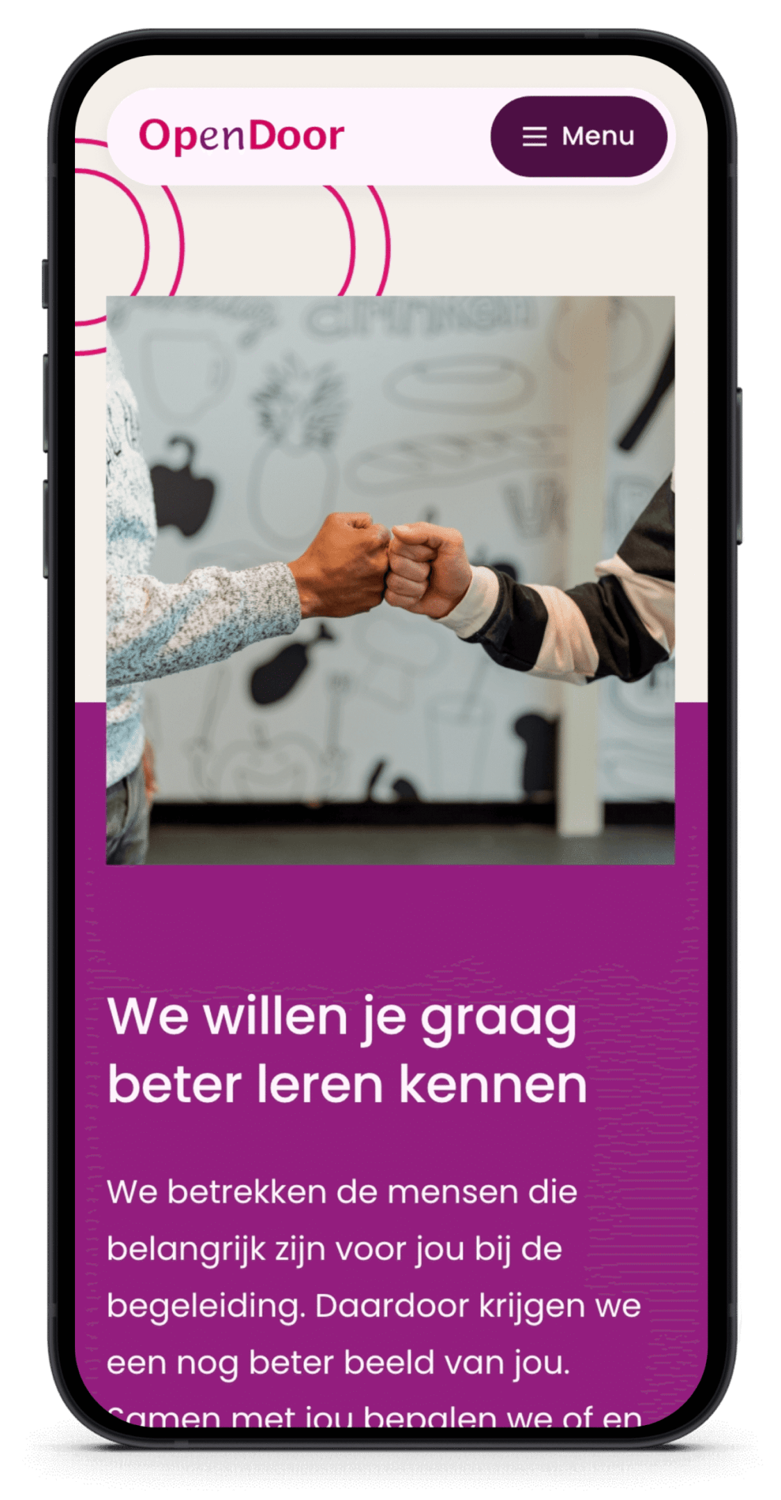 Een slanke telefoon toont een afbeelding: twee mensen die elkaar een vuistje geven, met daaronder de Nederlandse tekst van Stichting OpenDoor.