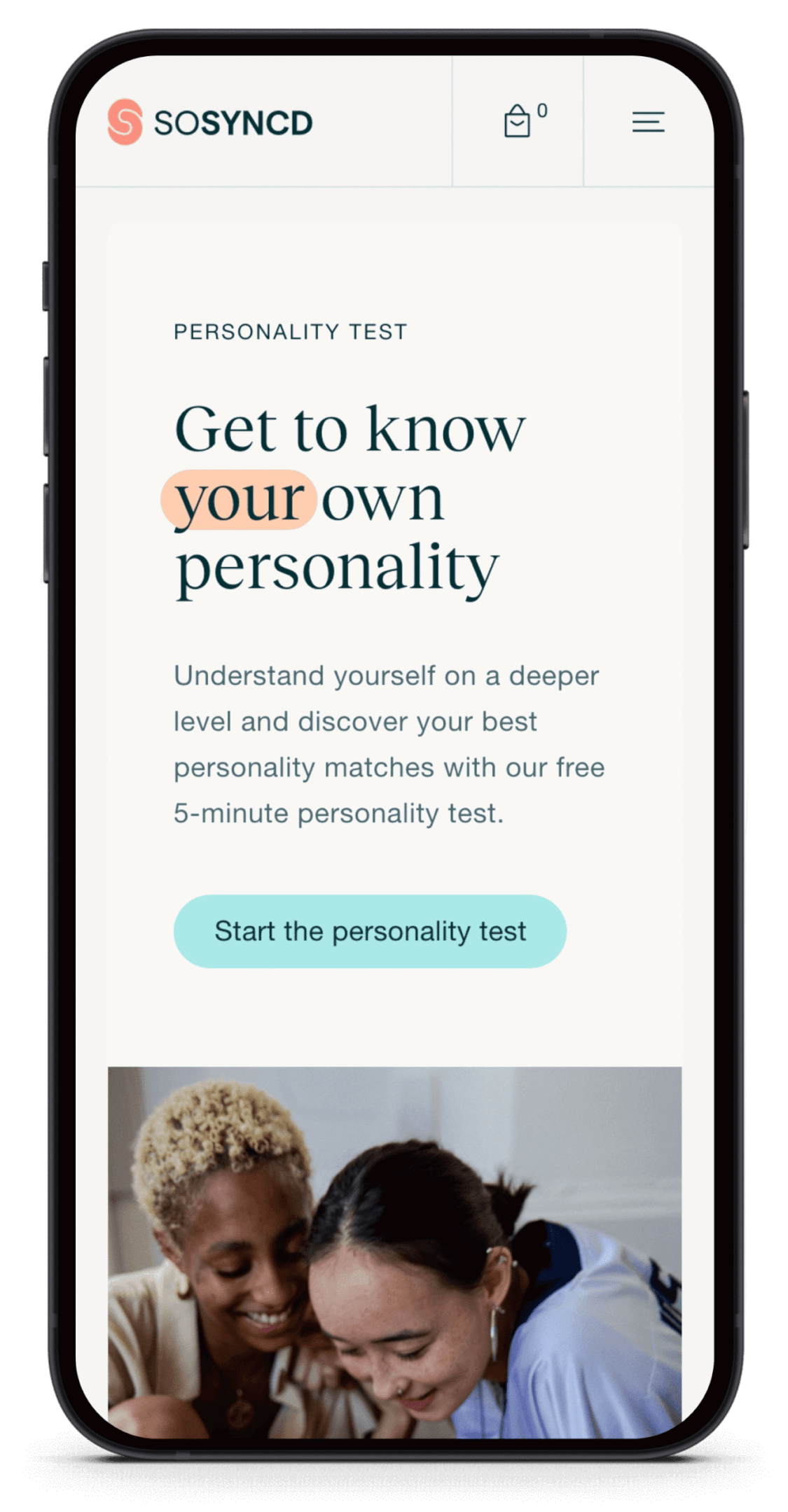 Een smartphone toont een persoonlijkheidstest-app; eronder lachen twee mensen.