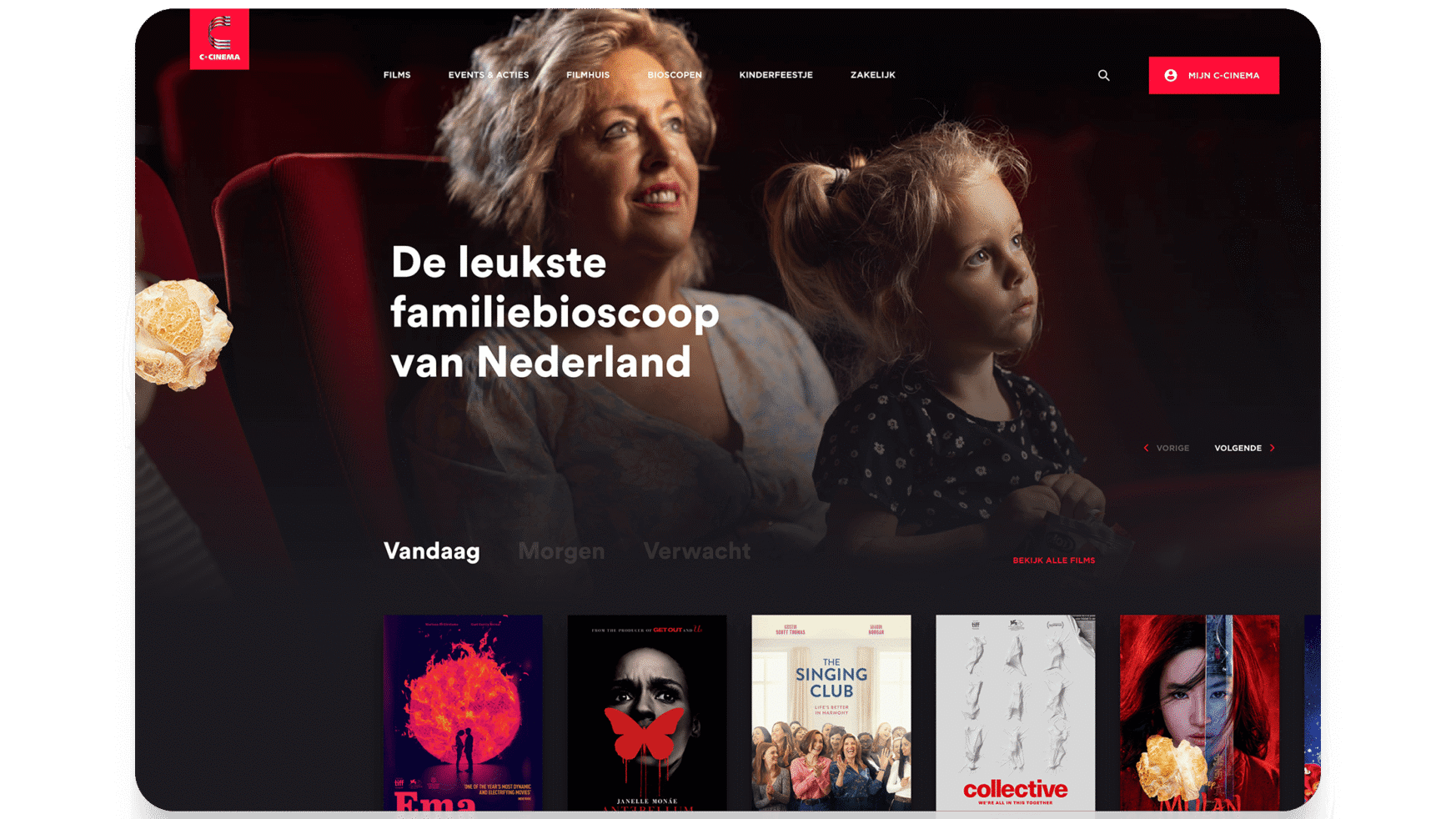Moeder en kind bekijken samen de filmopties op een scherm.