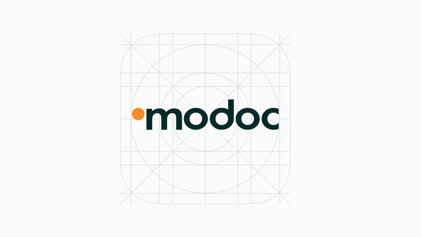 'modoc' in het zwart met een oranje stip boven de 'm', op een wit raster.