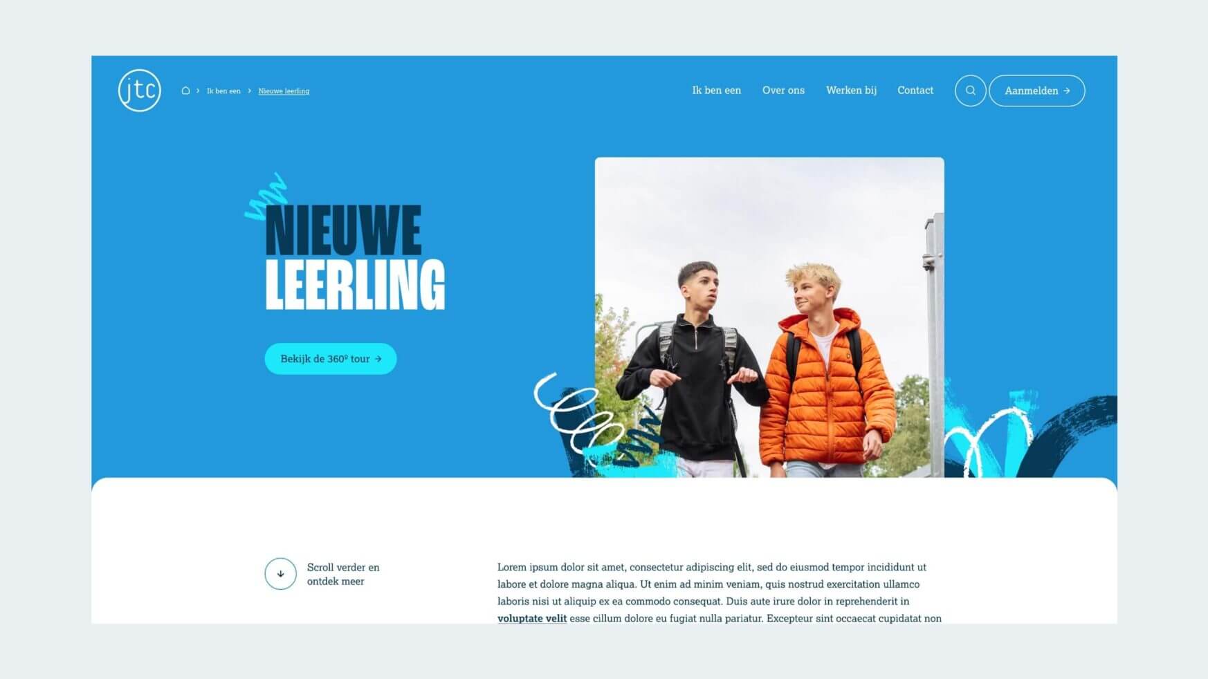 Twee studenten lopen naar buiten, de een in het zwart en de ander in het oranje, afstekend tegen een blauwe webpagina.