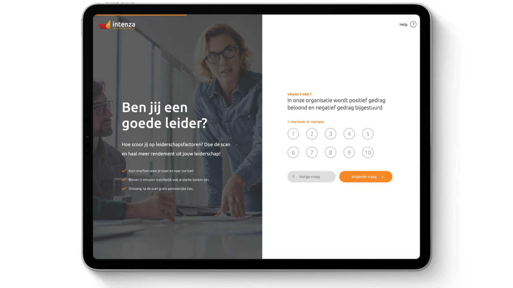 Tablet met een leiderschapsbeoordeling en een vrouw die op het scherm gebaren maakt.