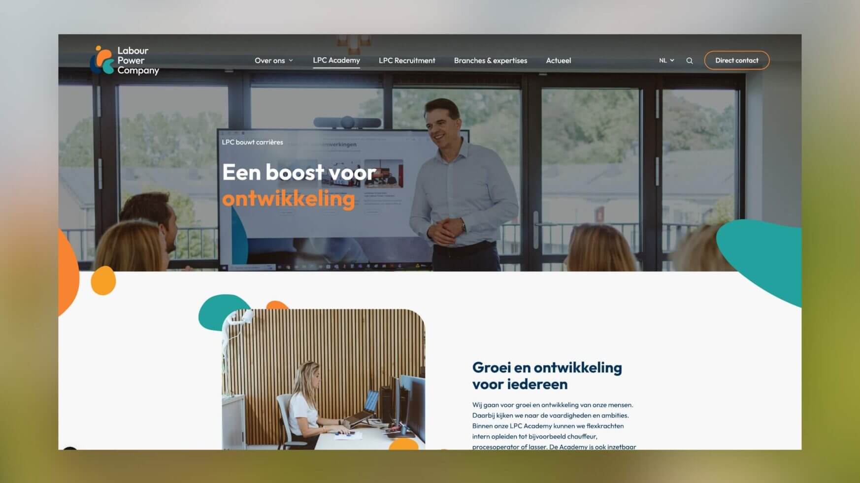 Man presenteert in modern kantoor met scherm waarop 'Een boost voor ontwikkeling.