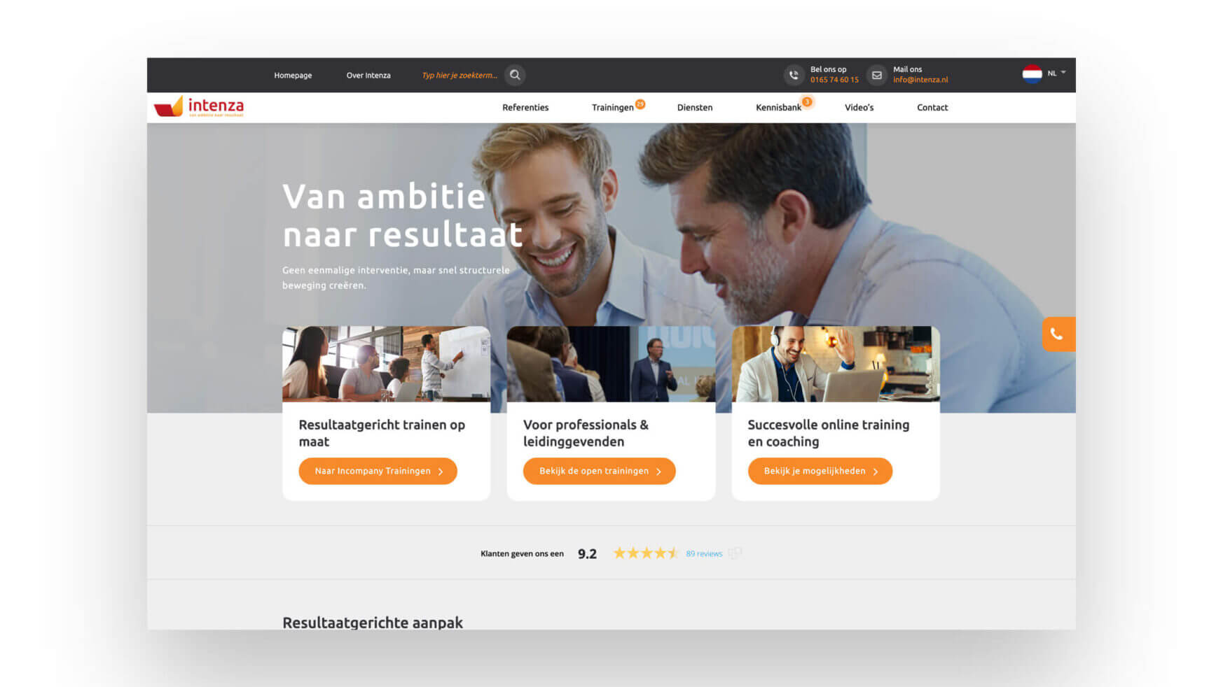 Website snapshot: Drie lachende mannen. Ontdek onze dynamische trainings- en coachingsdiensten!.