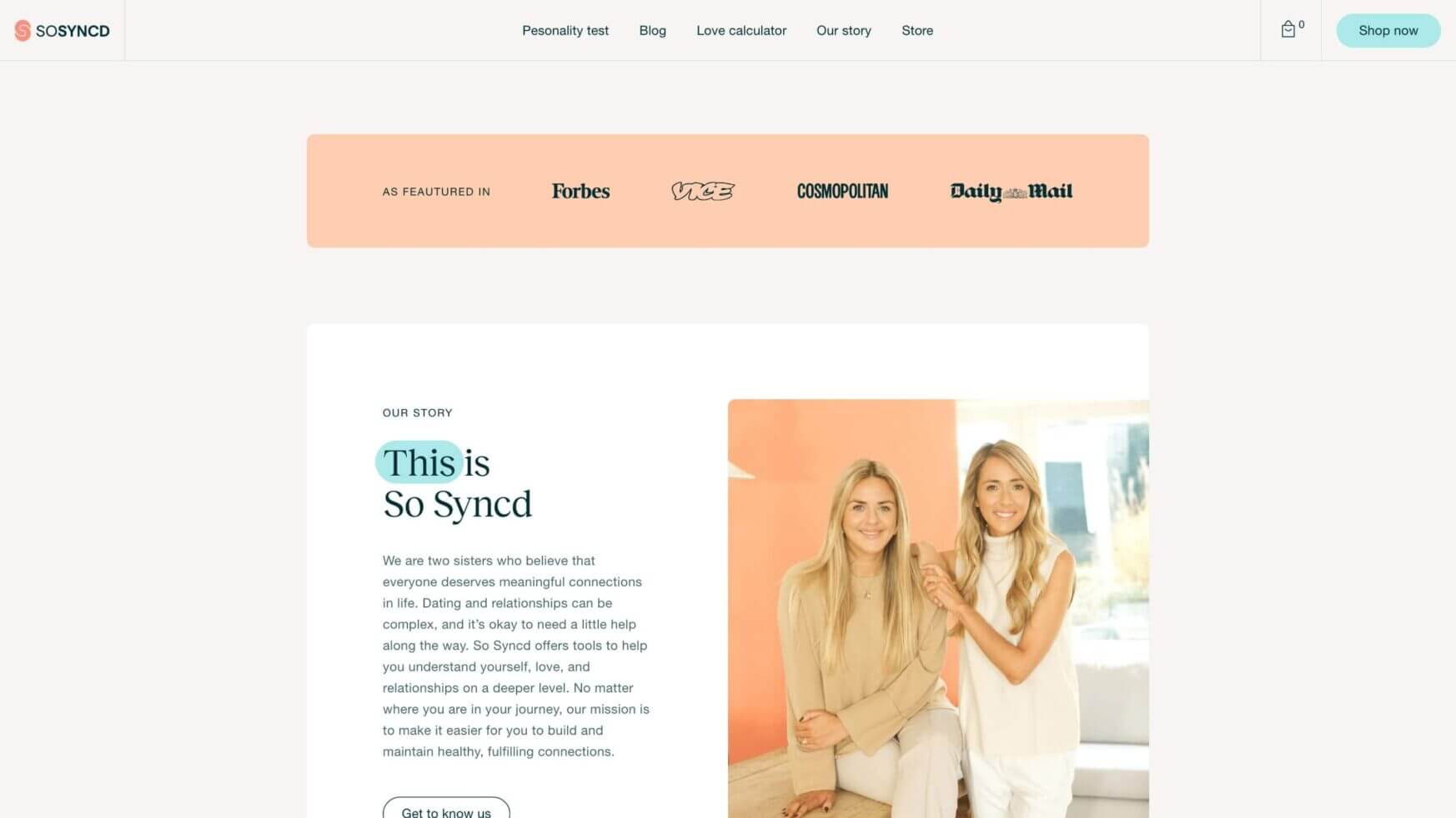 Twee lachende vrouwen in een stijlvolle kamer, vergezeld door informatie over een datingservice.