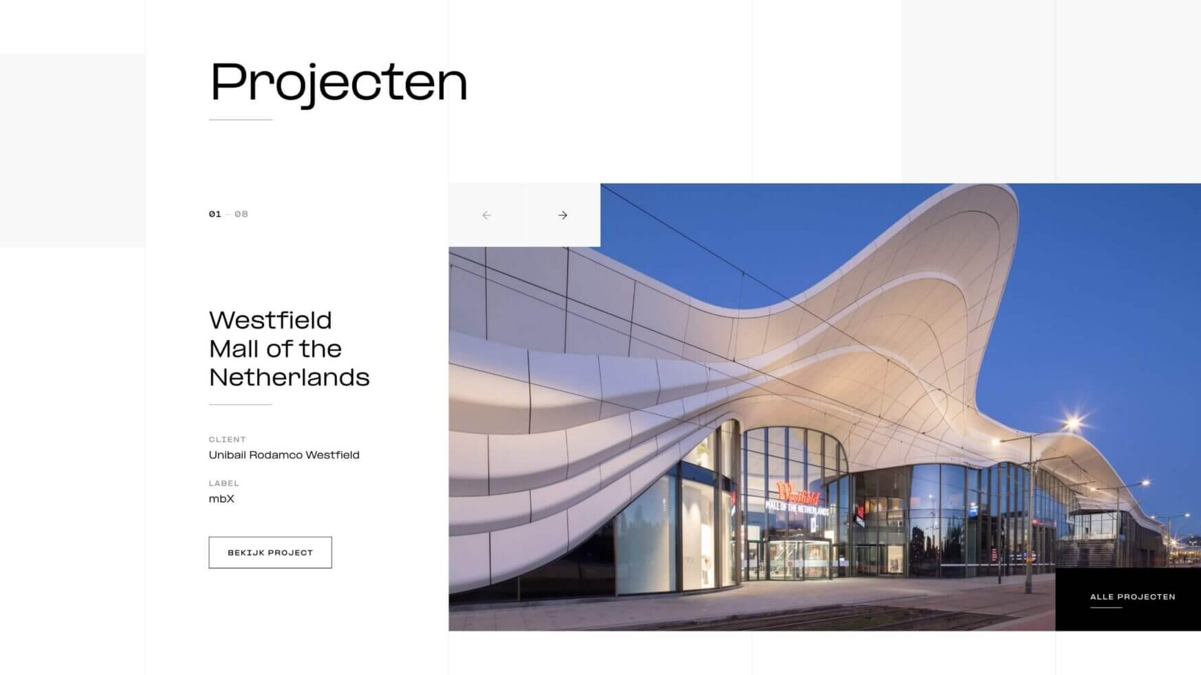 Westfield Mall, Nederland: strakke, golvende witte gevel met een opvallende glazen entree.