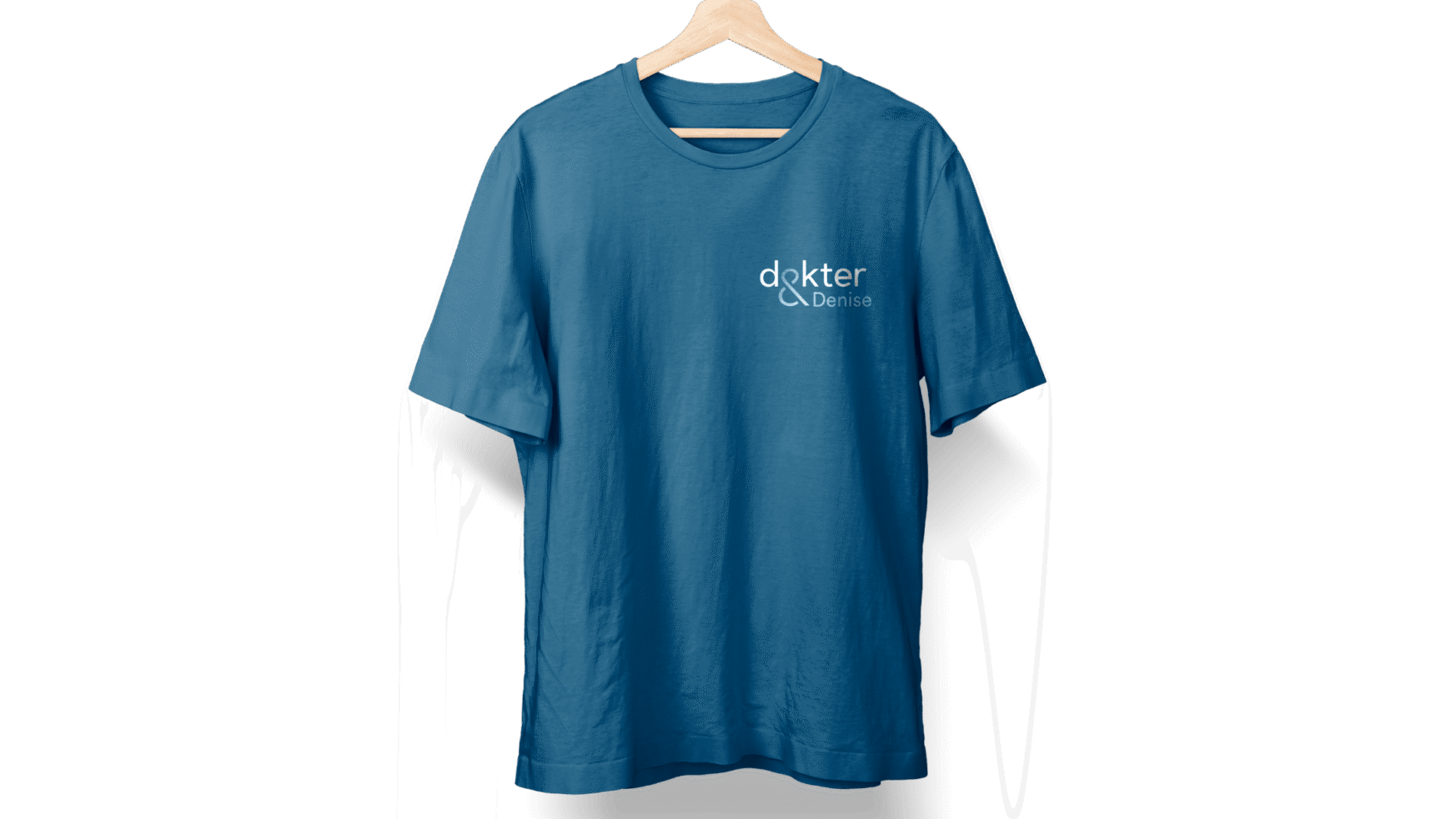 Blauw T-shirt met dokter Design-logo en stethoscooppictogram, op houten hanger, zwarte achtergrond.