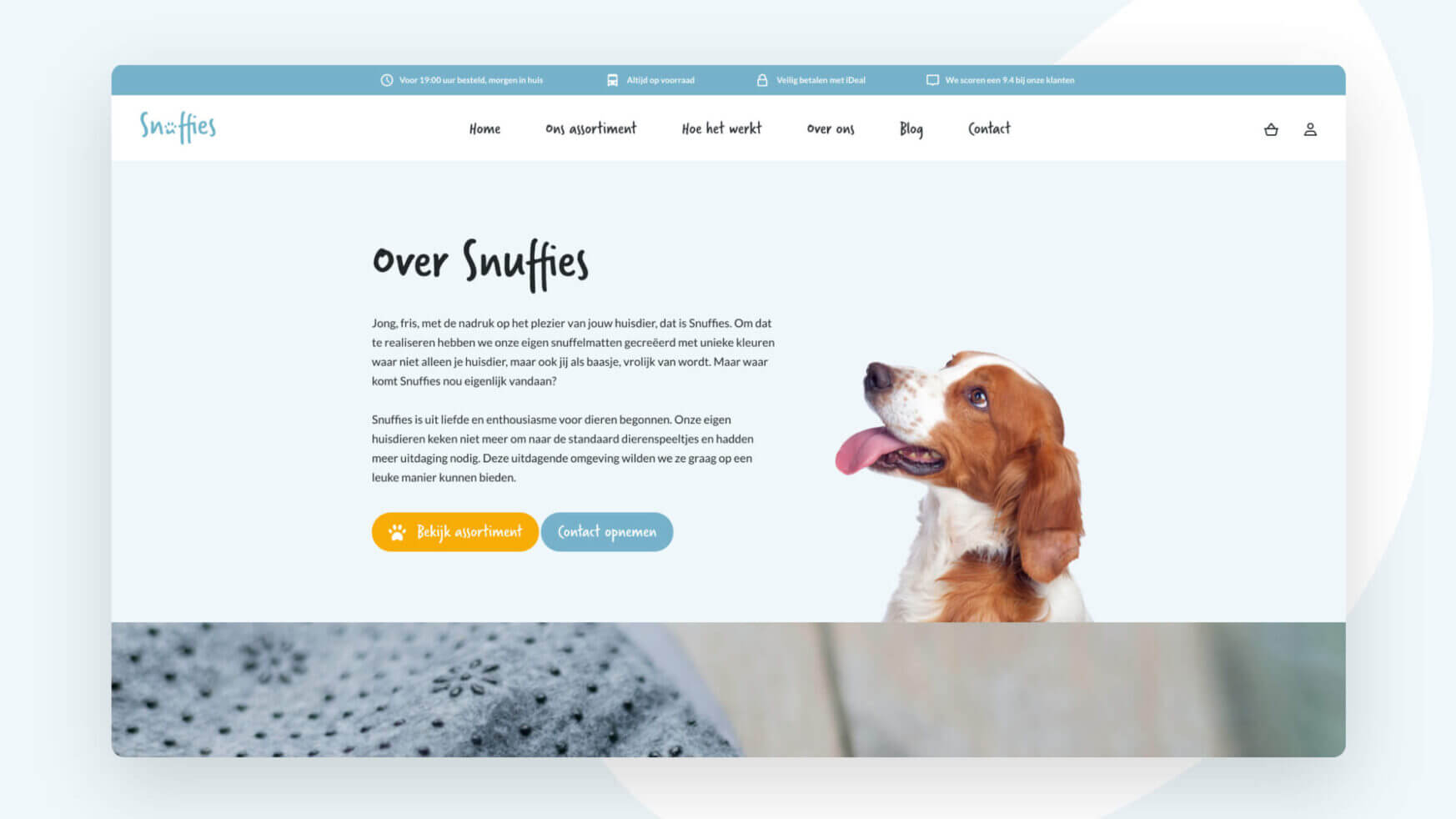 Op de website is een attente bruin-witte hond te zien met een pakkende Snuffies-tekst op een serene blauwe achtergrond.