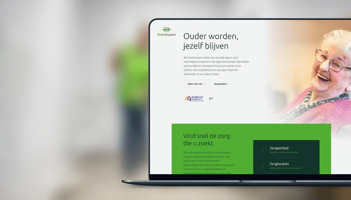 Op een laptop is een website te zien met een lachende senior en informatie over Nederlandse ouderenzorg.
