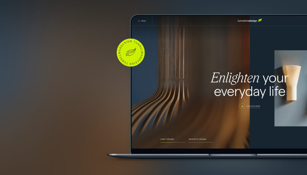 Op een laptop staat de site van TunnelmaDesign: "Verlicht uw dagelijks leven" met een opvallende groene cirkelvormige badge.