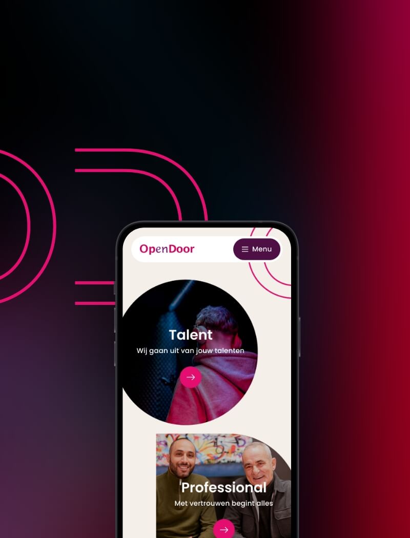 Op een smartphone is de OpenDoor-site te zien, met de secties Talent en Professioneel gemarkeerd op een donkerroze en zwarte achtergrond.