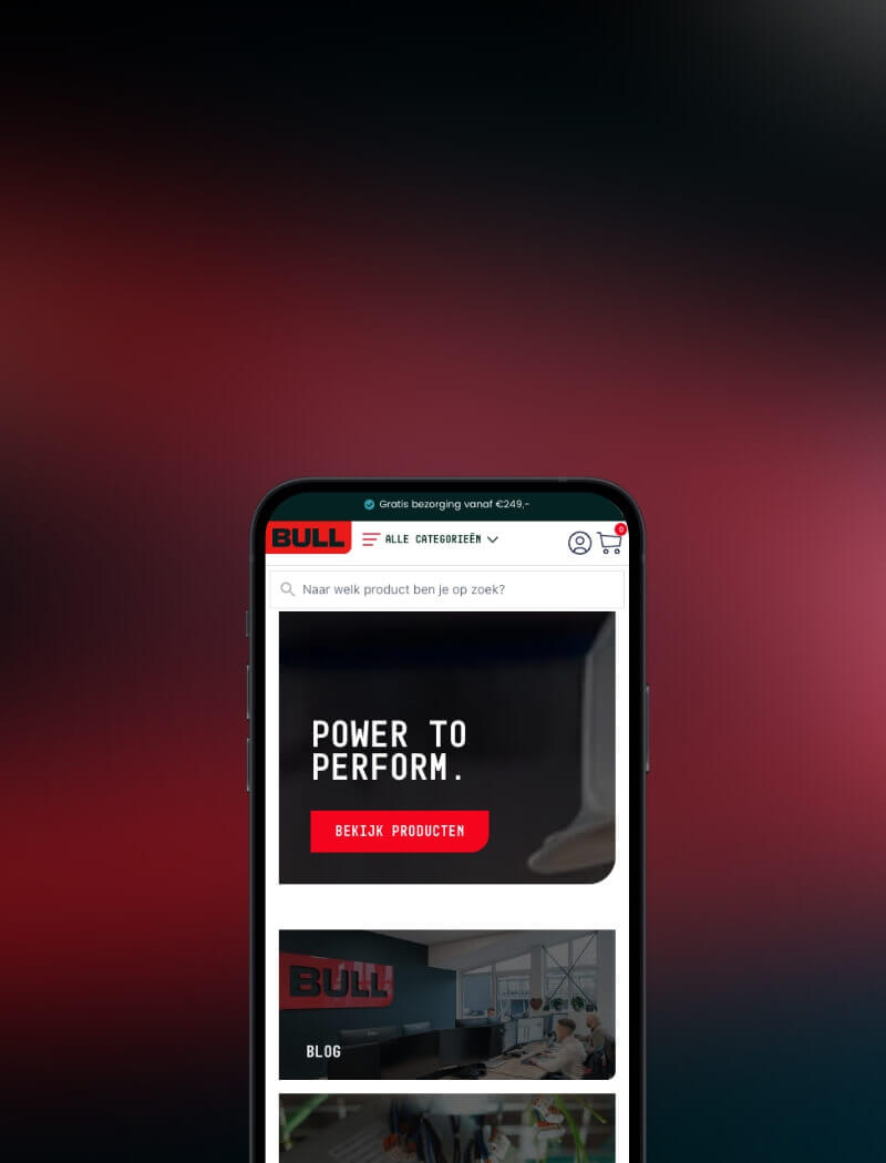 Een smartphone toont een productzoekpagina met "Kracht om te Presteren" op een wazige rode achtergrond.