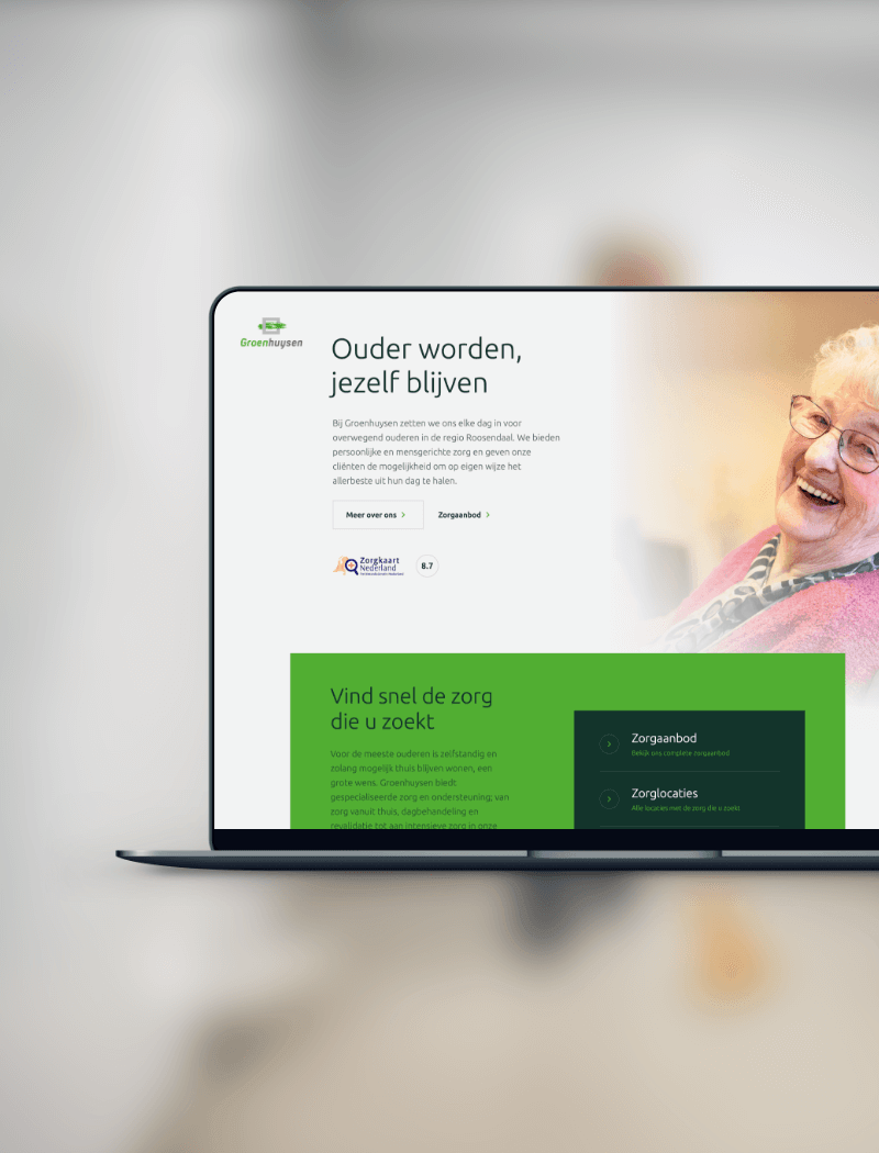 Laptop toont website met een lachende oudere persoon op de achtergrond, tekst is in het Nederlands.