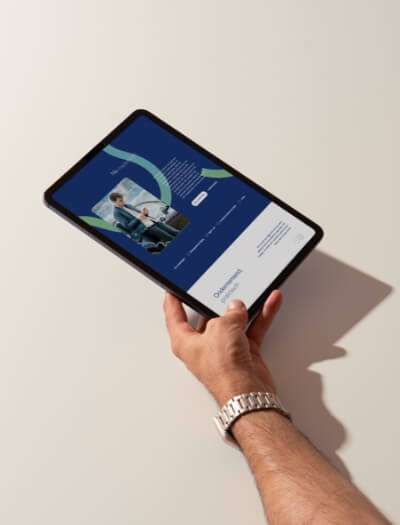 Handheld tablet met daarop een blauw-witte website.