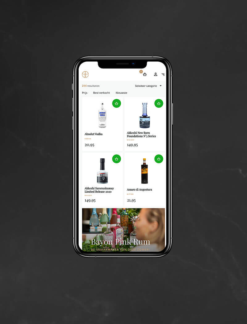 Een smartphone toont de webpagina van een slijterij met diverse flessen op een donkere achtergrond.