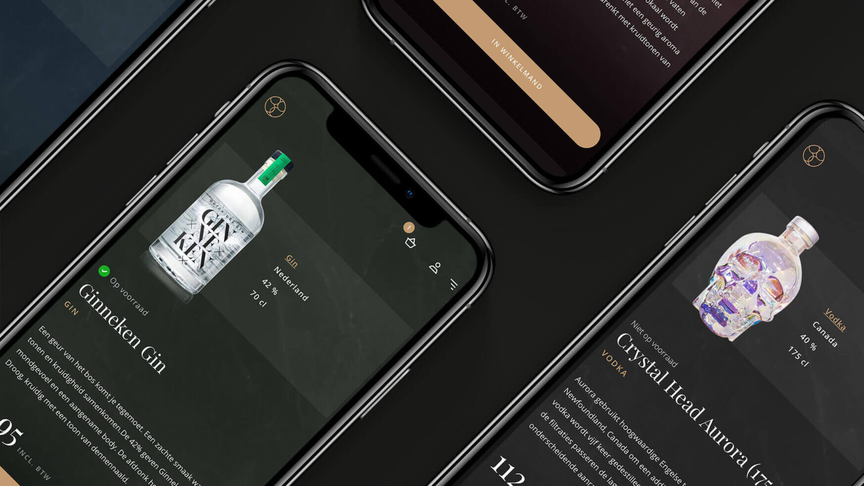 Smartphones tonen productpagina's van gin in een app met een donker thema.