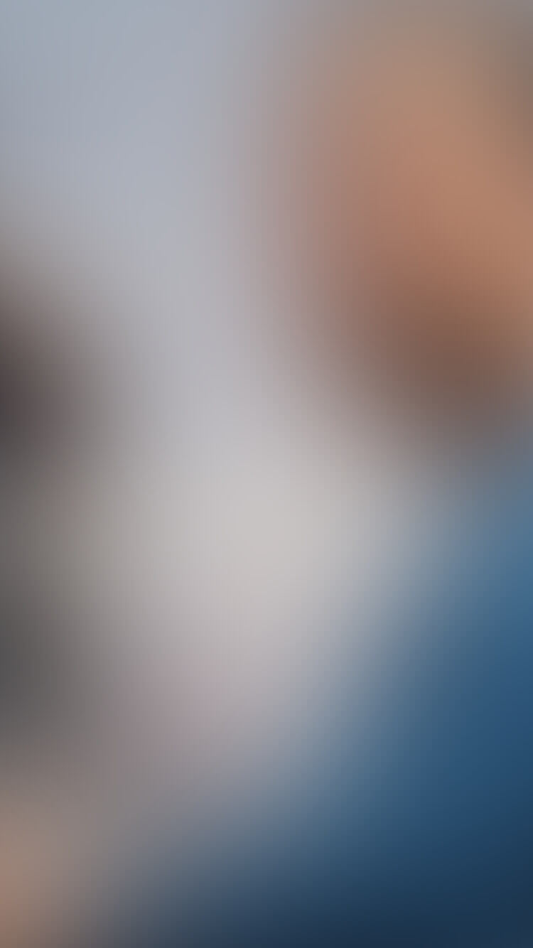 Een wazig figuur in een blauw shirt belichaamt de transformerende essentie van Touchfix.