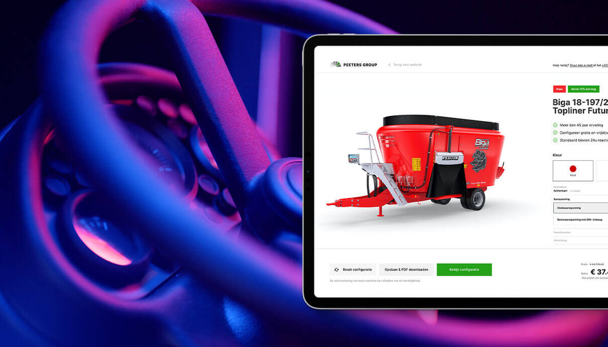 Op een tablet is een rode landbouwmachine te zien op een website, met wazige machines op de achtergrond.