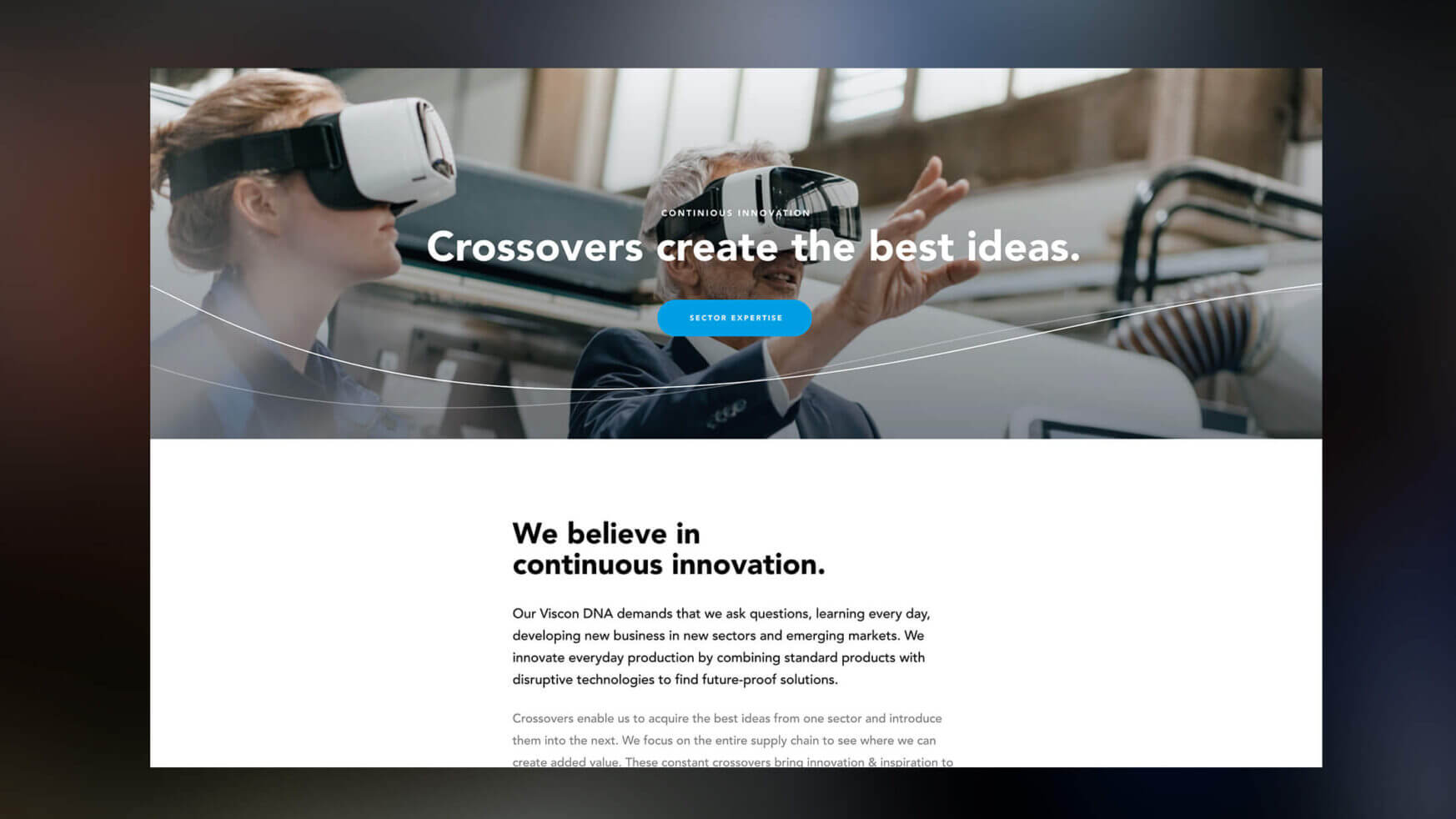 Twee leden van de Viscon Group zetten VR-brillen op en belichamen zo innovatie door samenwerking.