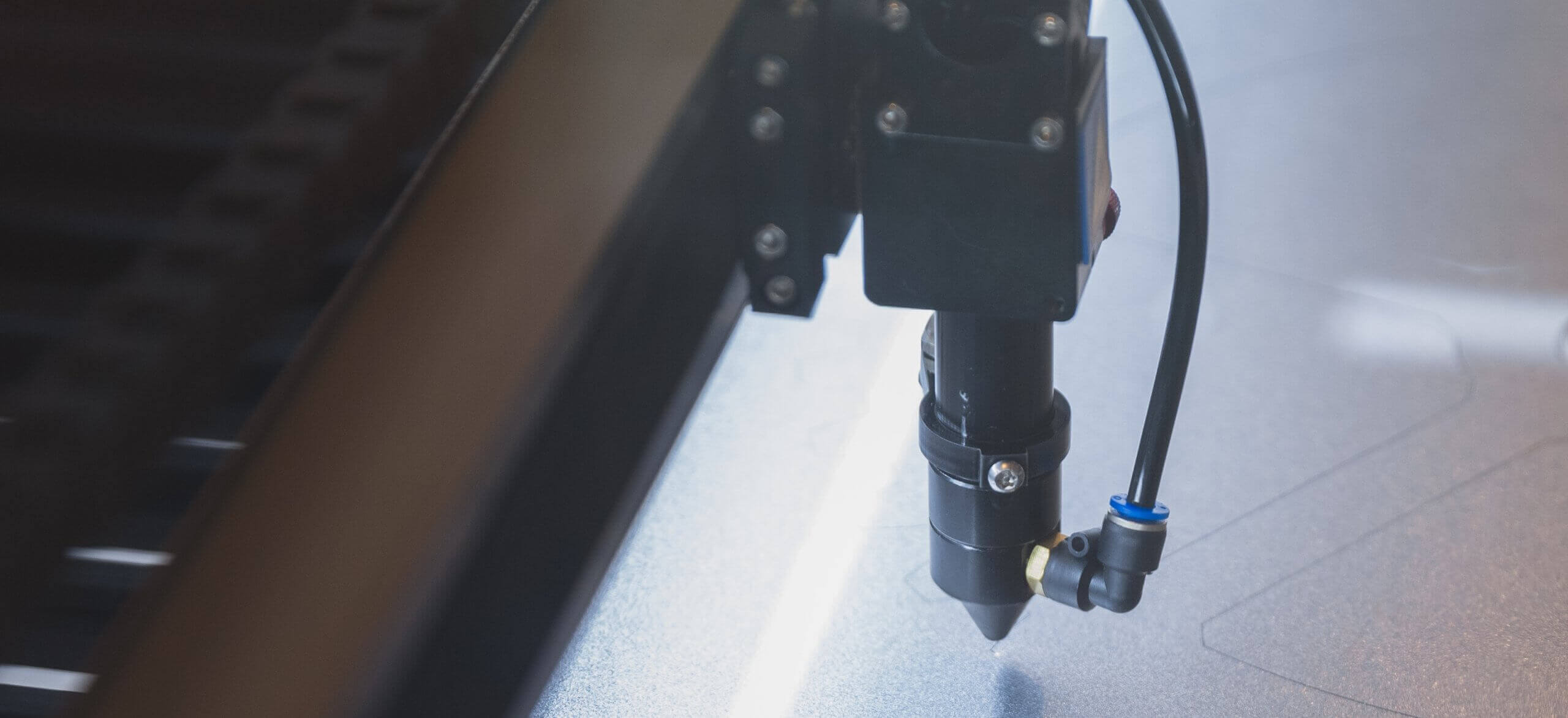 Vrotech-lasermachine graveert een metalen oppervlak van dichtbij.