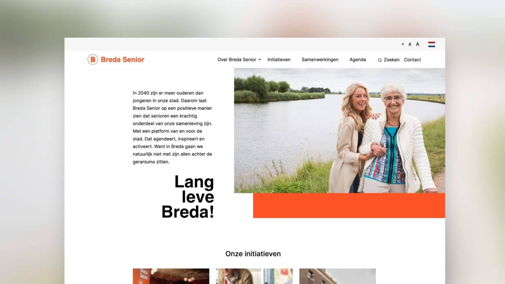 Twee lachende mensen aan de rivier. Lees meer over de initiatieven van Senioren in Breda op onze website.