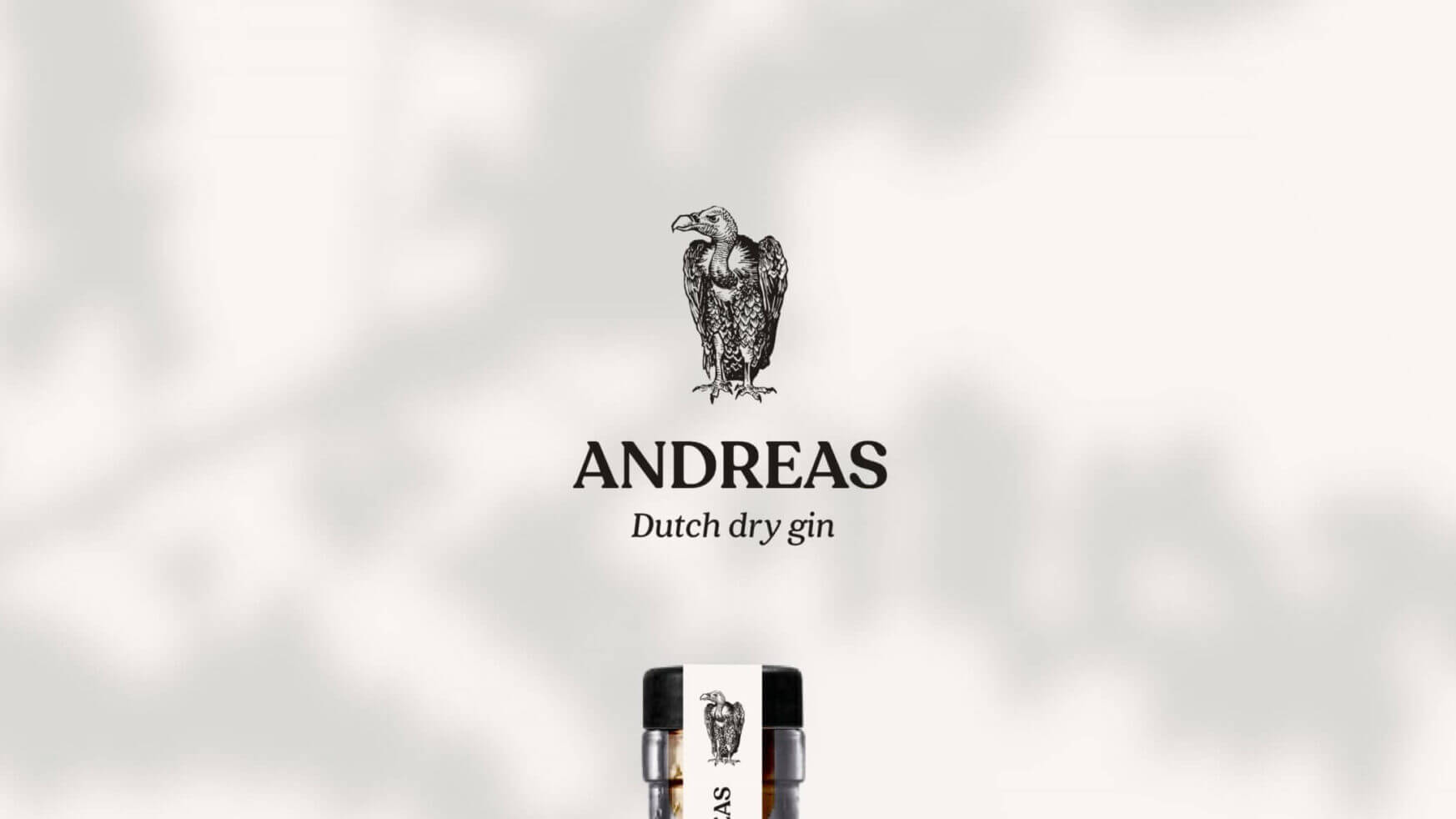 Fles van Andreas Dutch Dry Gin, met het logo van een adelaar op een lichte achtergrond.
