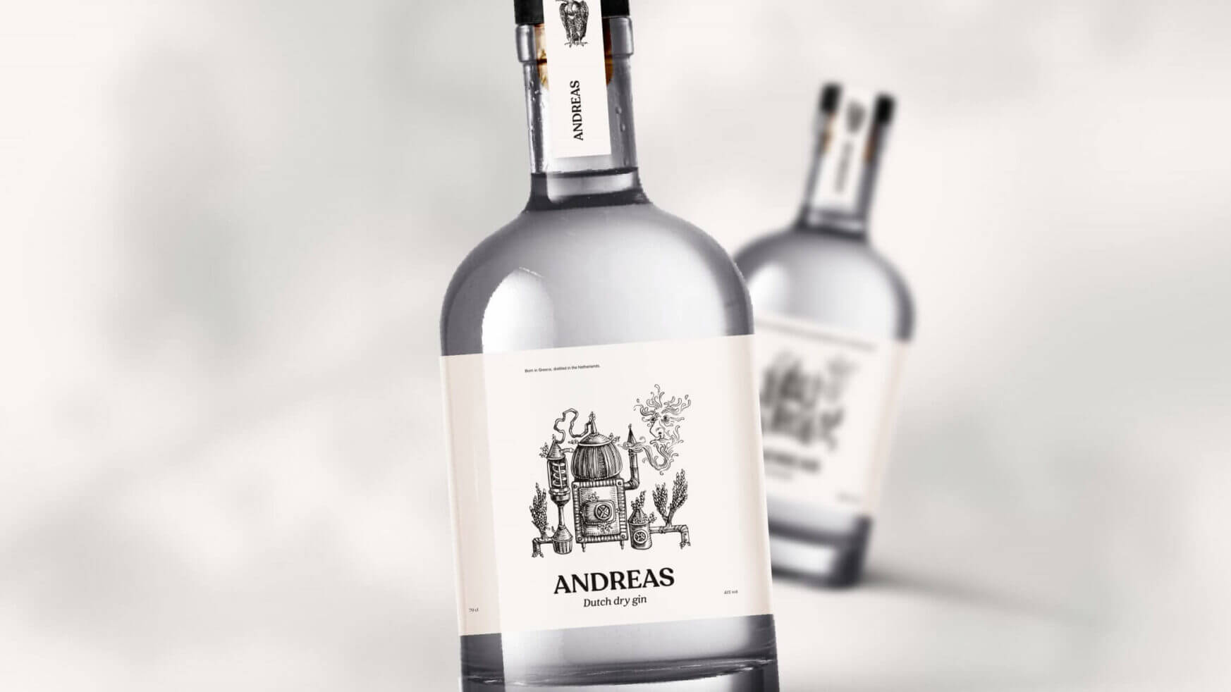 De doorzichtige fles van Andreas Dry Gin heeft een gedetailleerd etiket tegen een wazige achtergrond.