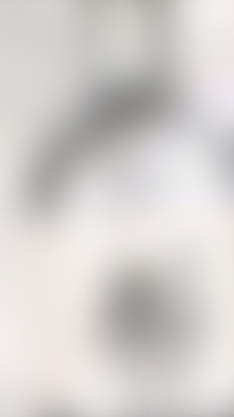 Onscherpe afbeelding met vage vormen en zachte kleuren, waardoor details of objecten moeilijk te onderscheiden zijn.