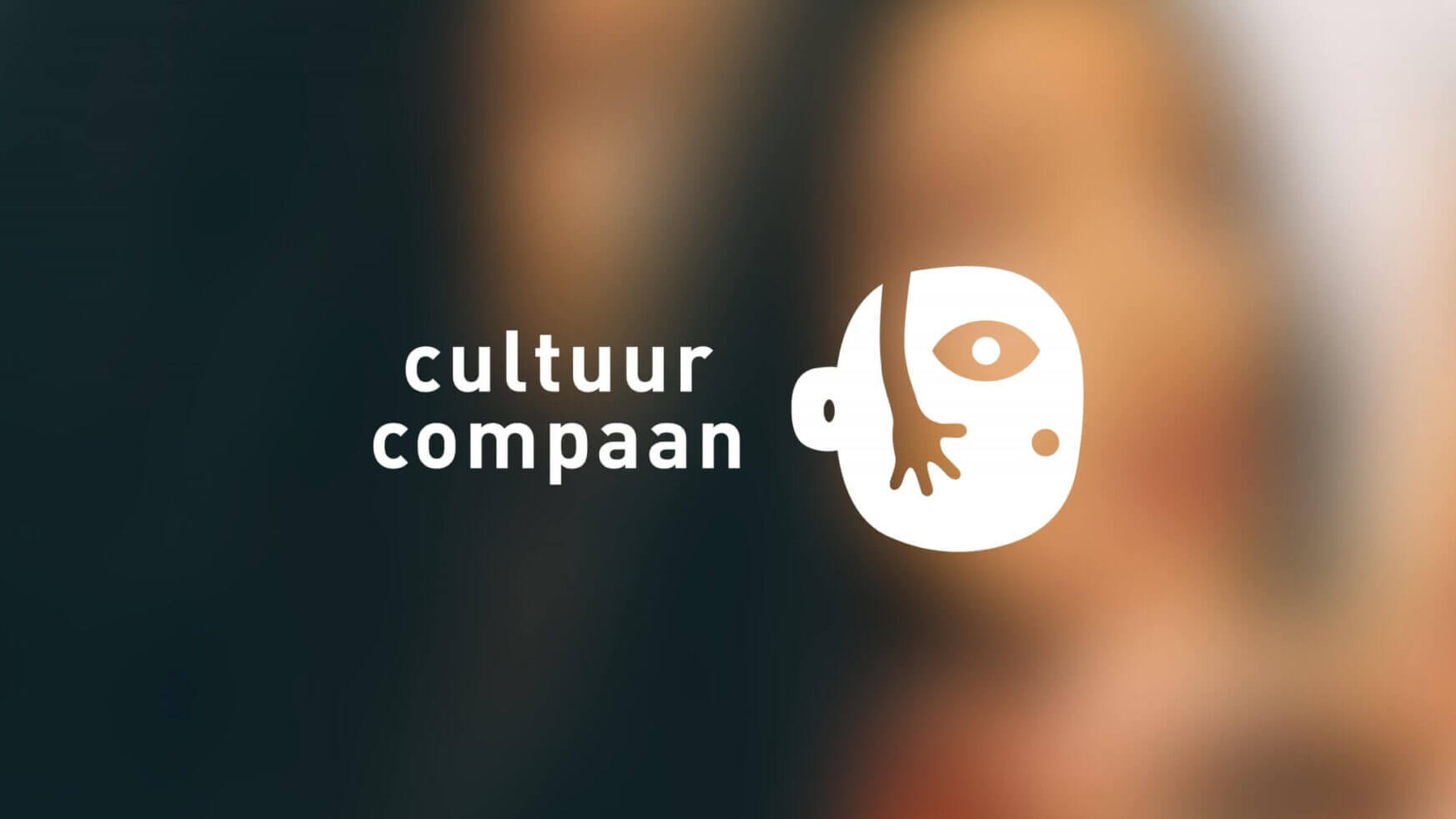 Logo: Gestileerd gezicht met een oog en een hand, naast "cultuur compaan" op een wazige achtergrond.