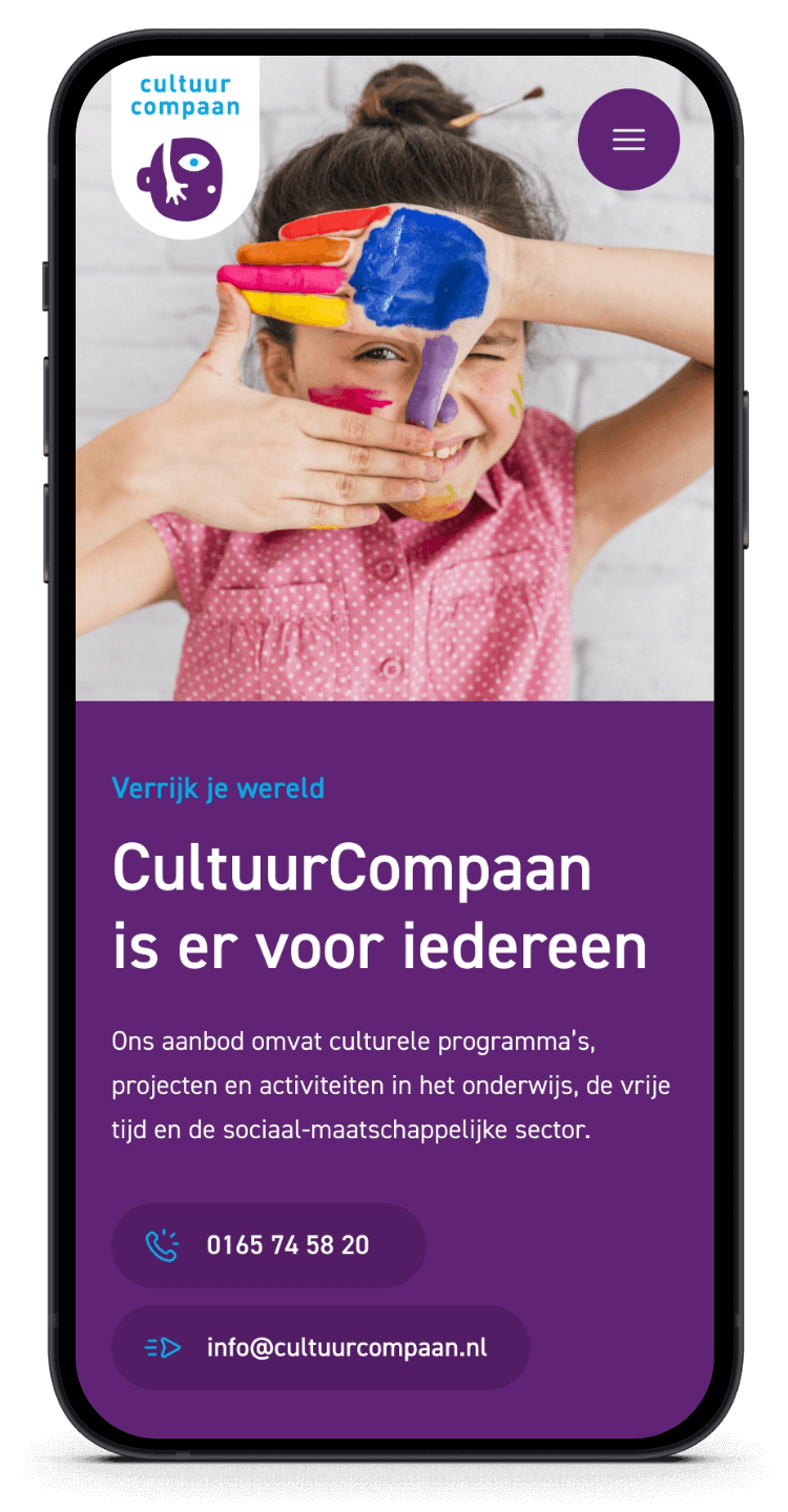Een kind lacht en bedekt zijn gezicht met kleurrijk beschilderde handen op een telefoonscherm met Nederlandse tekst.