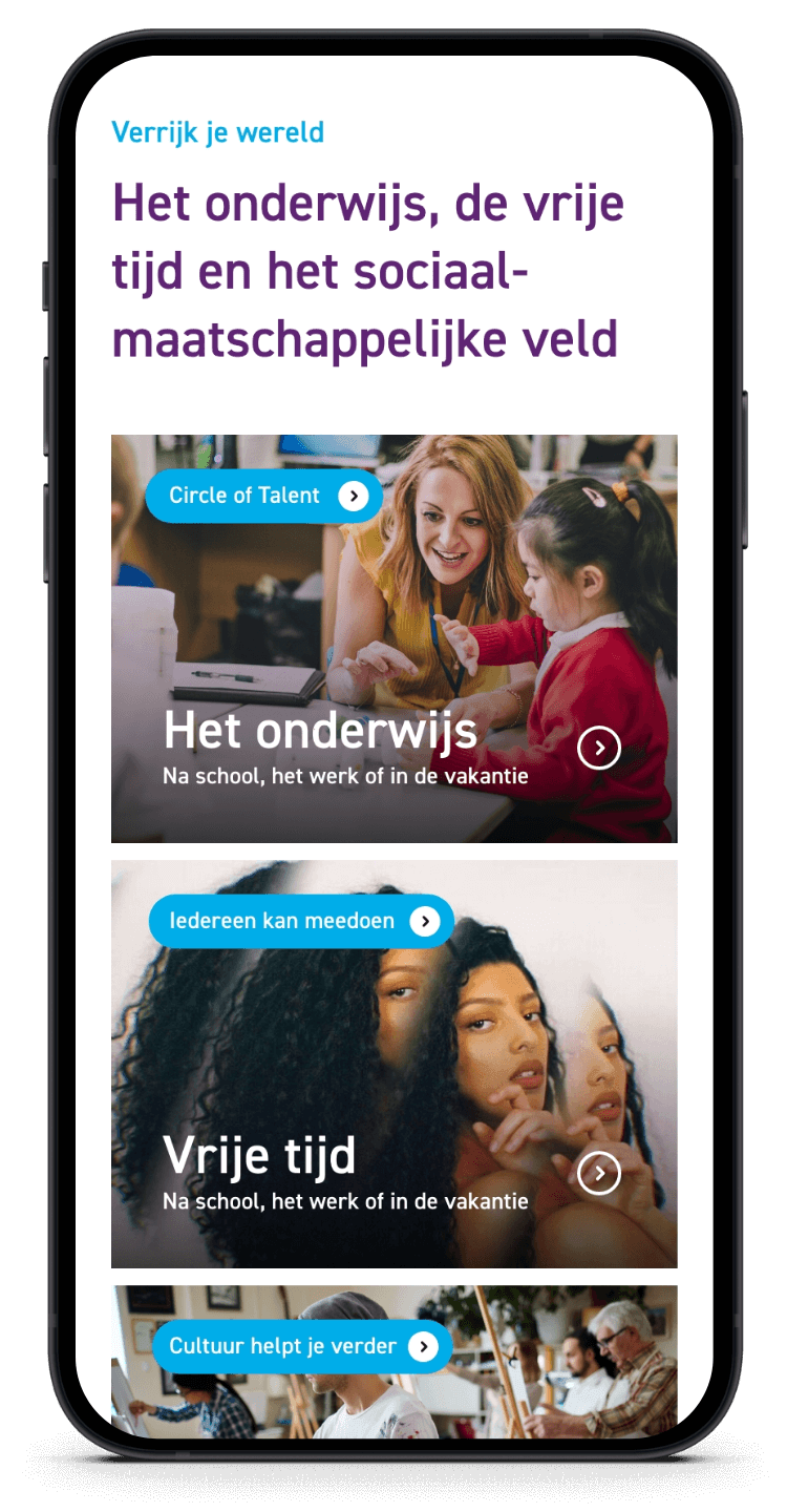 Smartphone toont afbeeldingen van onderwijs, vrijetijdsbesteding en cultuur met Nederlandse tekst.